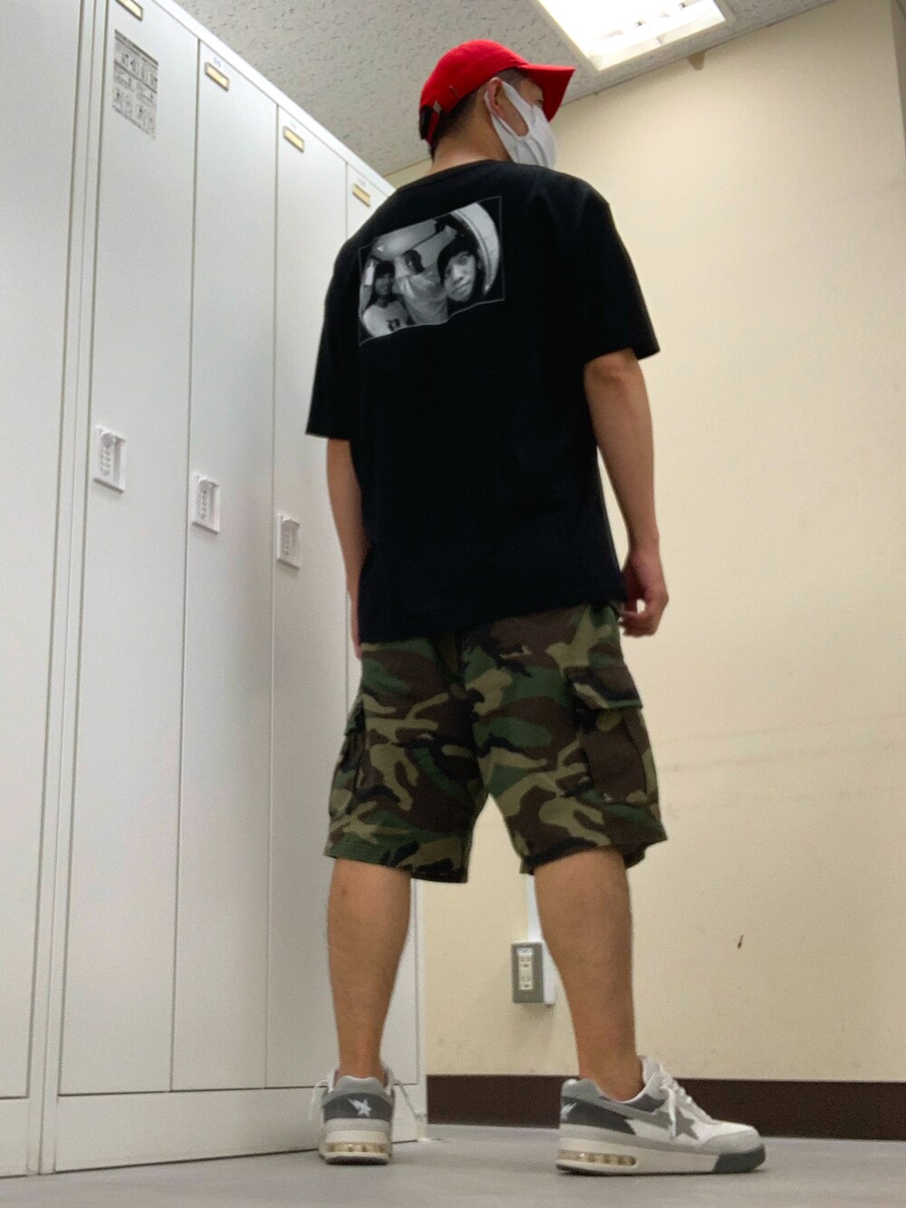 グリーン系のカーゴパンツ、グレー系のスニーカー、グレー系のスニーカーを着用したメンズの夏コーディネートの2枚目の写真