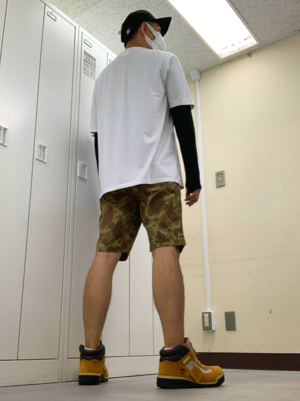 ホワイト系のTシャツ/カットソー、グリーン系のその他パンツ、ベージュ系のブーツを着用したメンズの秋コーディネートの2枚目の写真