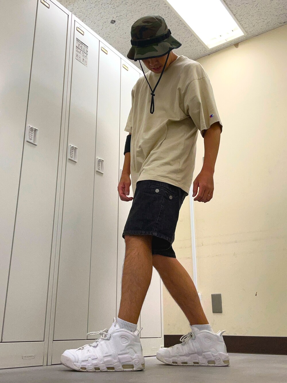 「NIKEのアイテム（ハット、グリーン系）」を使った、植草ムノイズ達郎さん（メンズ・174cm）の秋コーディネートの2枚目の写真
