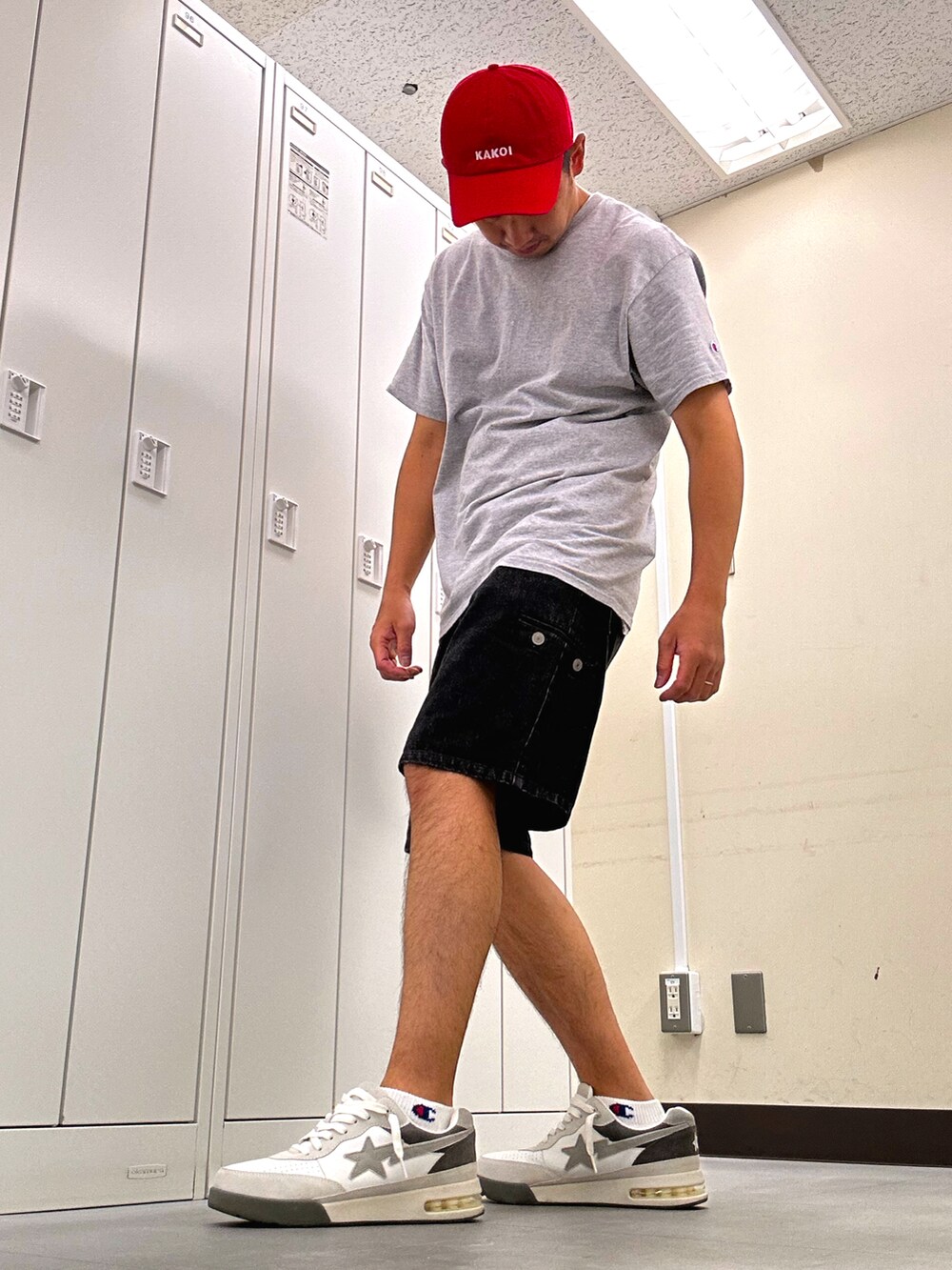 グレー系のTシャツ/カットソー、ブラック系のデニムパンツ、ホワイト系のスニーカーを着用したメンズの秋コーディネートの3枚目の写真