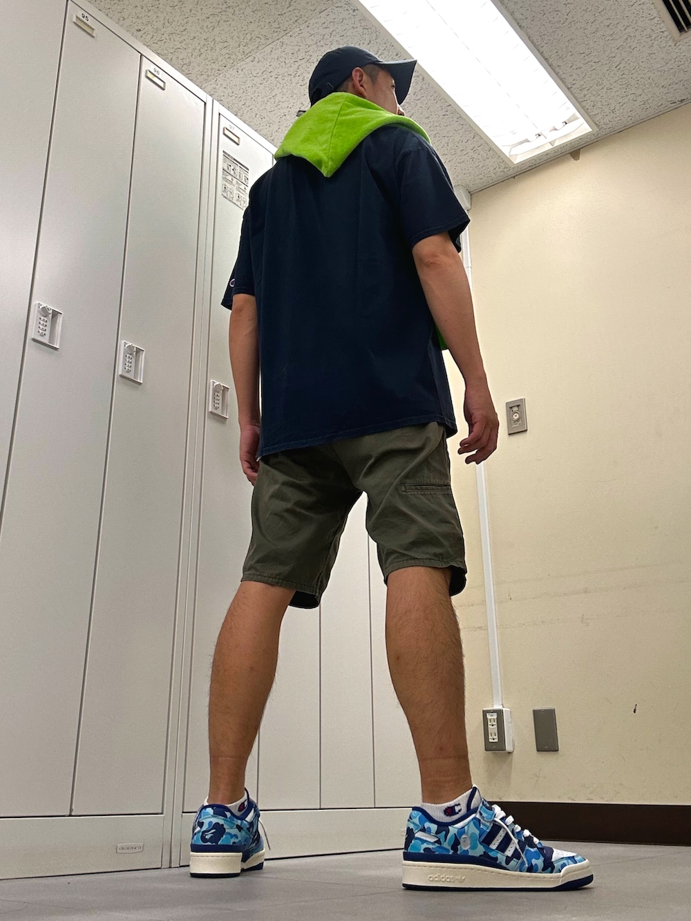 ブルー系のTシャツ/カットソー、グリーン系のチノパンツ、ブルー系のスニーカーを着用したメンズの夏コーディネートの3枚目の写真