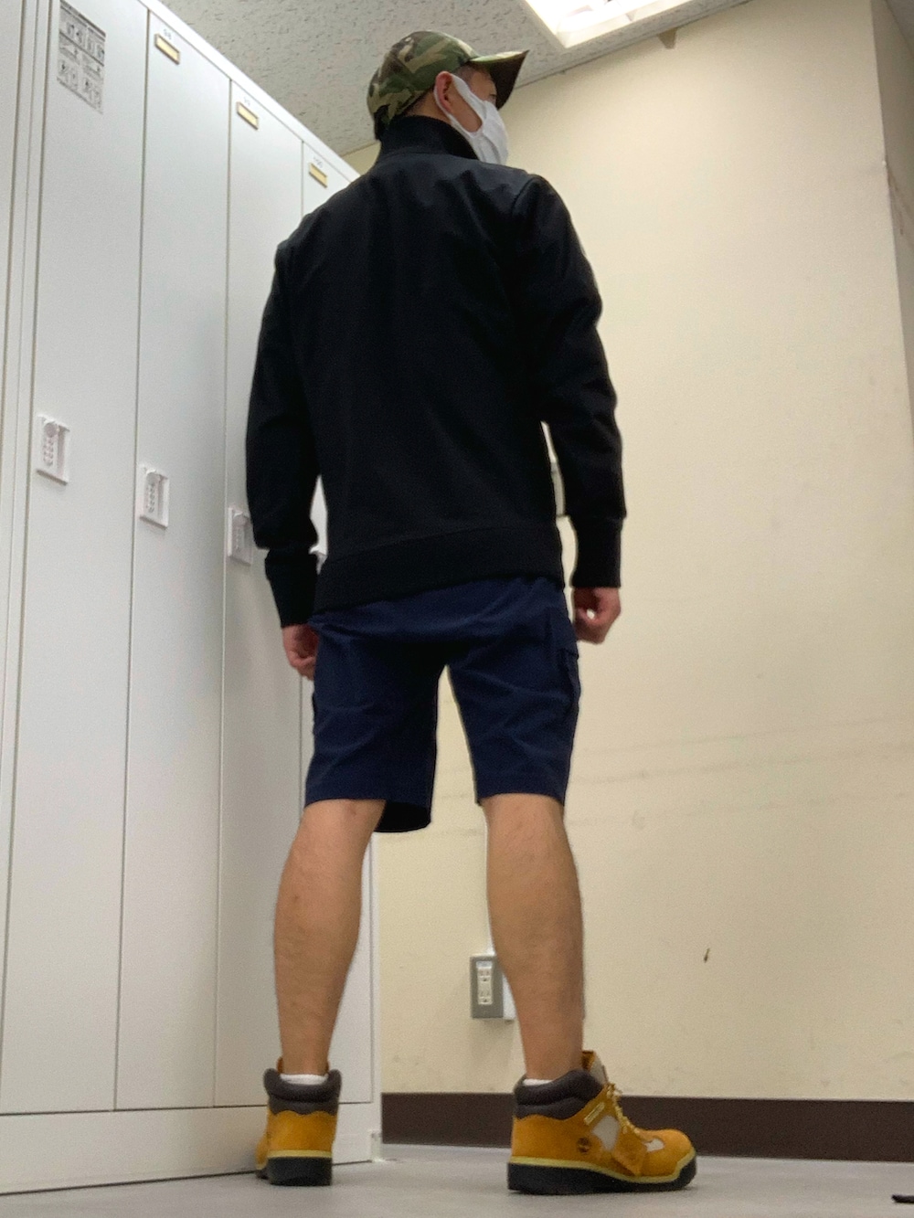 ブラック系のジャージ、ブルー系のその他パンツ、ベージュ系のブーツを着用したメンズの秋コーディネートの2枚目の写真