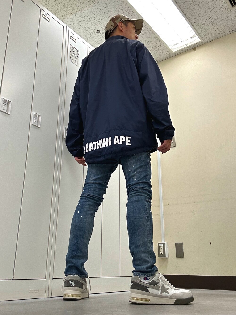 ブルー系のナイロンジャケット、ブラック系のTシャツ/カットソー、ブルー系のデニムパンツを着用したメンズの夏コーディネートの3枚目の写真