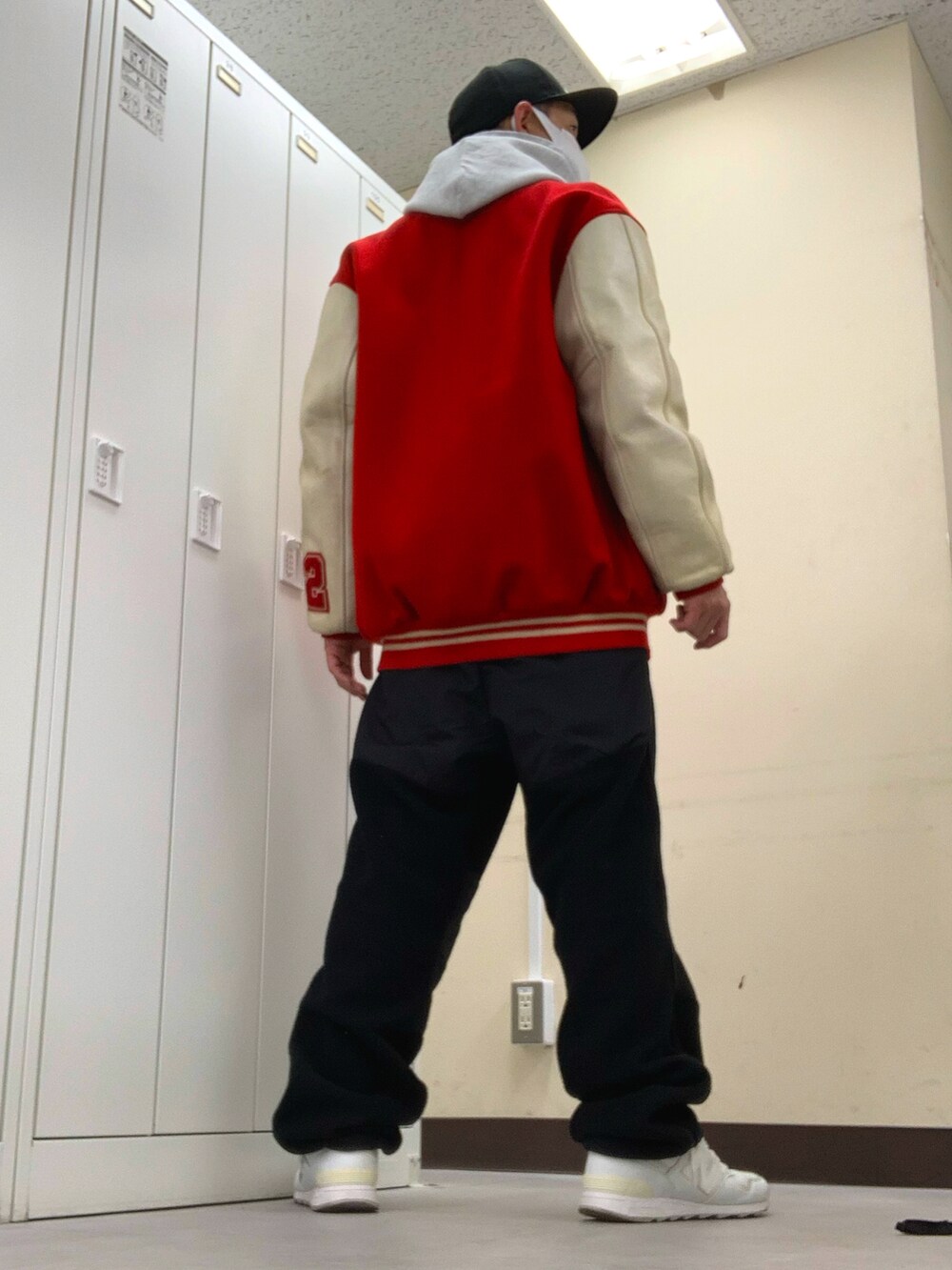 グレー系のパーカー、ブラック系のその他パンツ、ホワイト系のスニーカーを着用したメンズの冬コーディネートの2枚目の写真