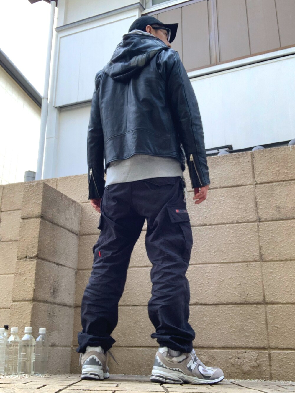 「NEW BALANCEのアイテム（キャップ、ブラック系）」を使った、植草ムノイズ達郎さん（メンズ・174cm）の冬コーディネートの3枚目の写真