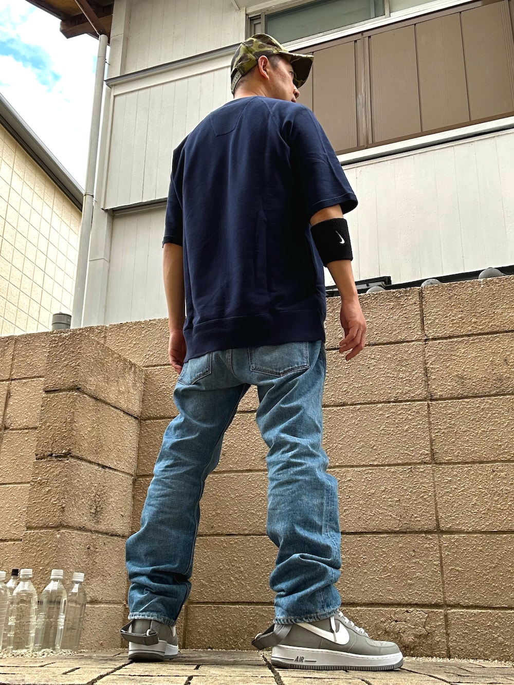 ブルー系のスウェット、ブルー系のデニムパンツ、グレー系のスニーカーを着用したメンズの春コーディネートの3枚目の写真