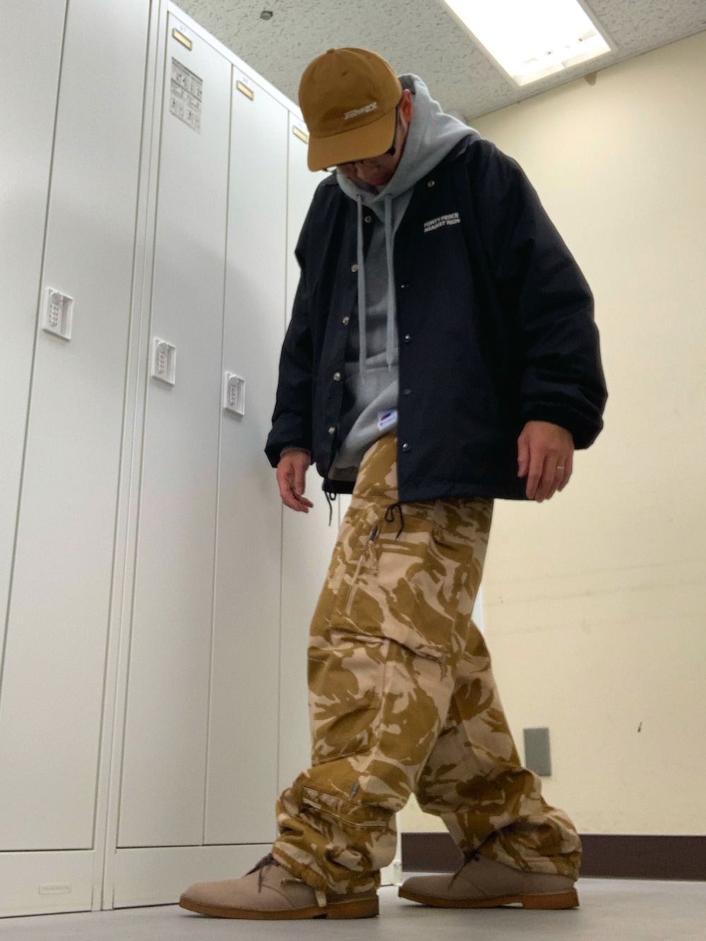 ブラック系のナイロンジャケット、ブラウン系のその他パンツ、ベージュ系のブーツを着用したメンズの秋コーディネートの2枚目の写真