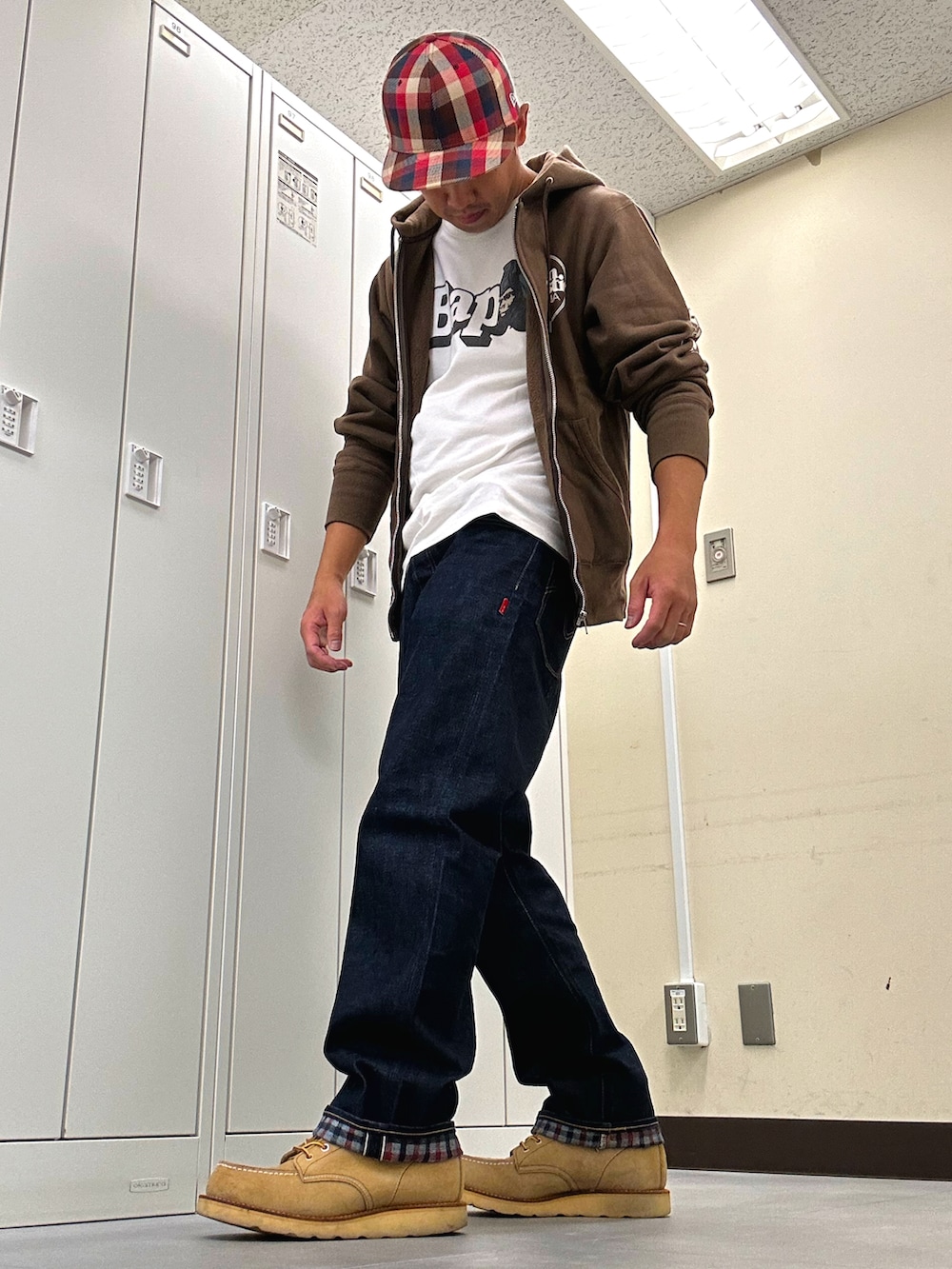 ホワイト系のTシャツ/カットソー、ブラウン系のパーカー、ブルー系のデニムパンツを着用したメンズの秋コーディネートの2枚目の写真