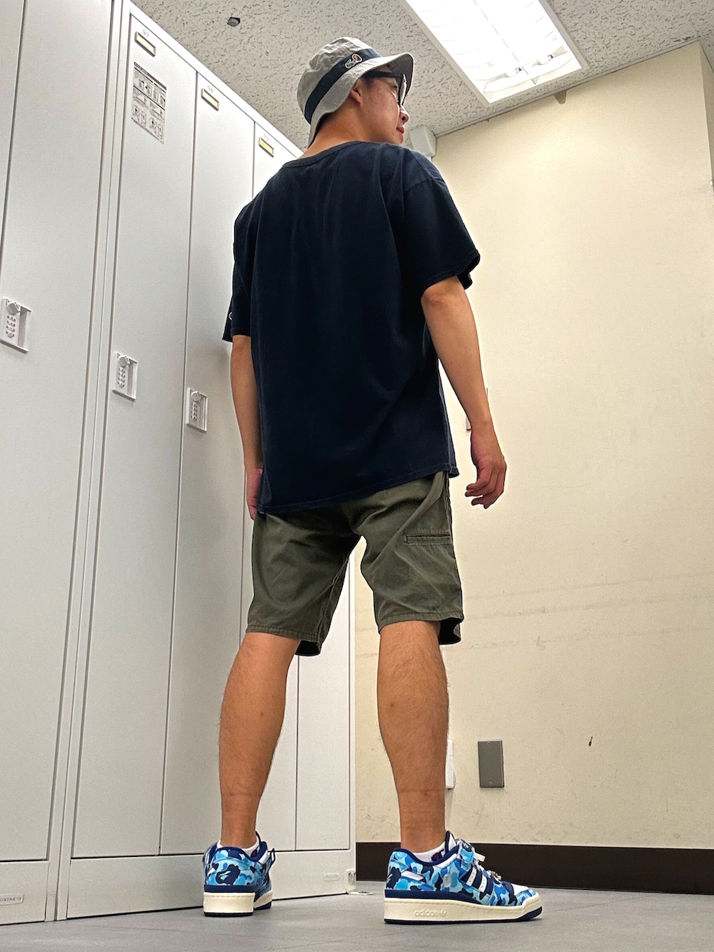 ブルー系のTシャツ/カットソー、グリーン系のチノパンツ、ブルー系のスニーカーを着用したメンズの夏コーディネートの3枚目の写真