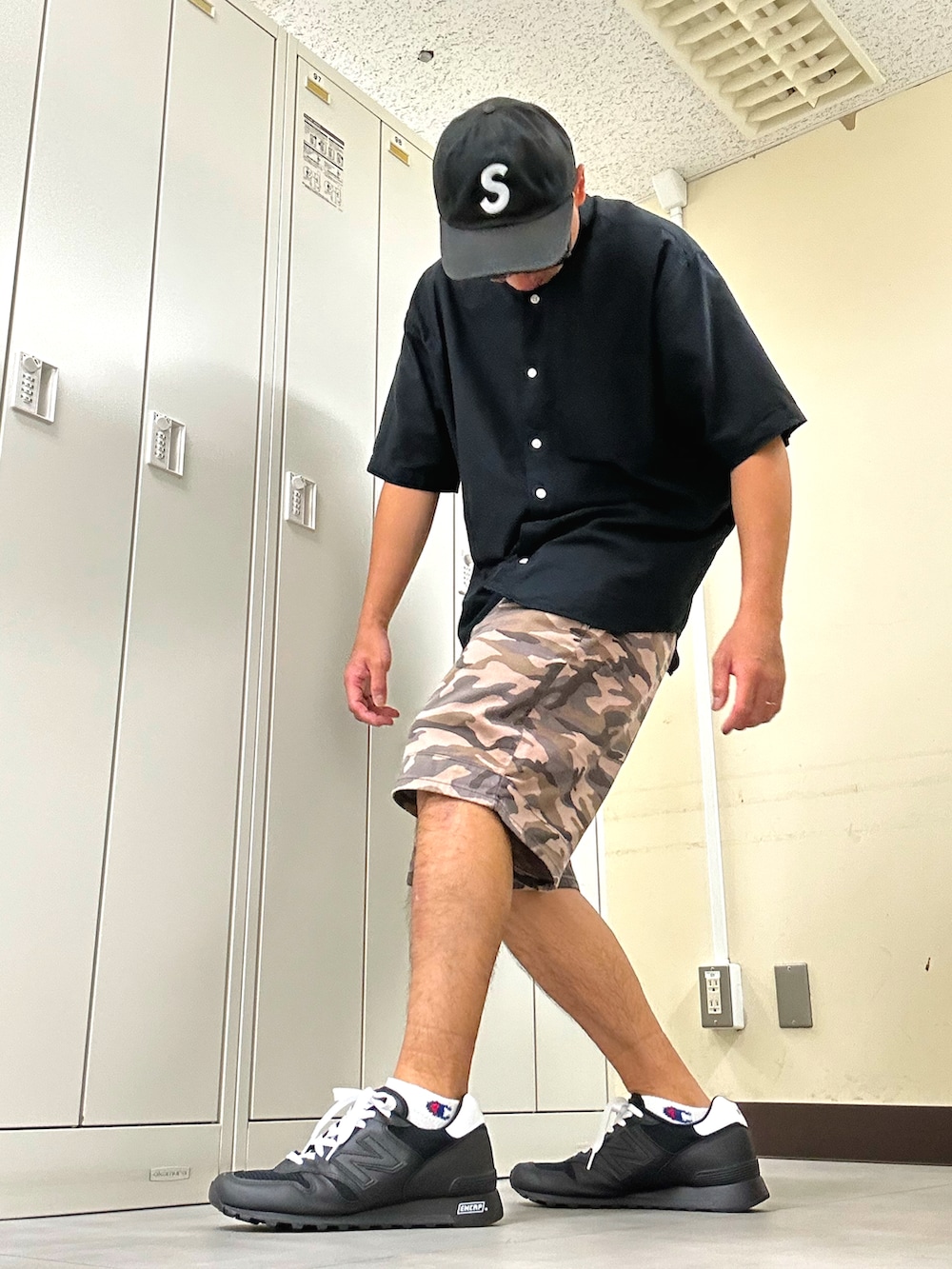 ブラック系のシャツ/ブラウス、その他のその他パンツ、ブラック系のスニーカーを着用したメンズの秋コーディネートの2枚目の写真