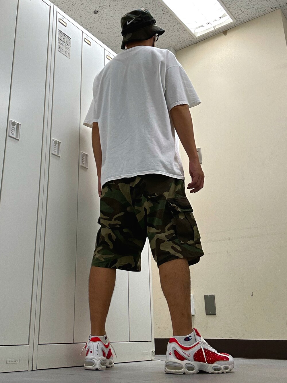 ホワイト系のTシャツ/カットソー、グリーン系のカーゴパンツ、レッド系のスニーカーを着用したメンズの夏コーディネートの3枚目の写真