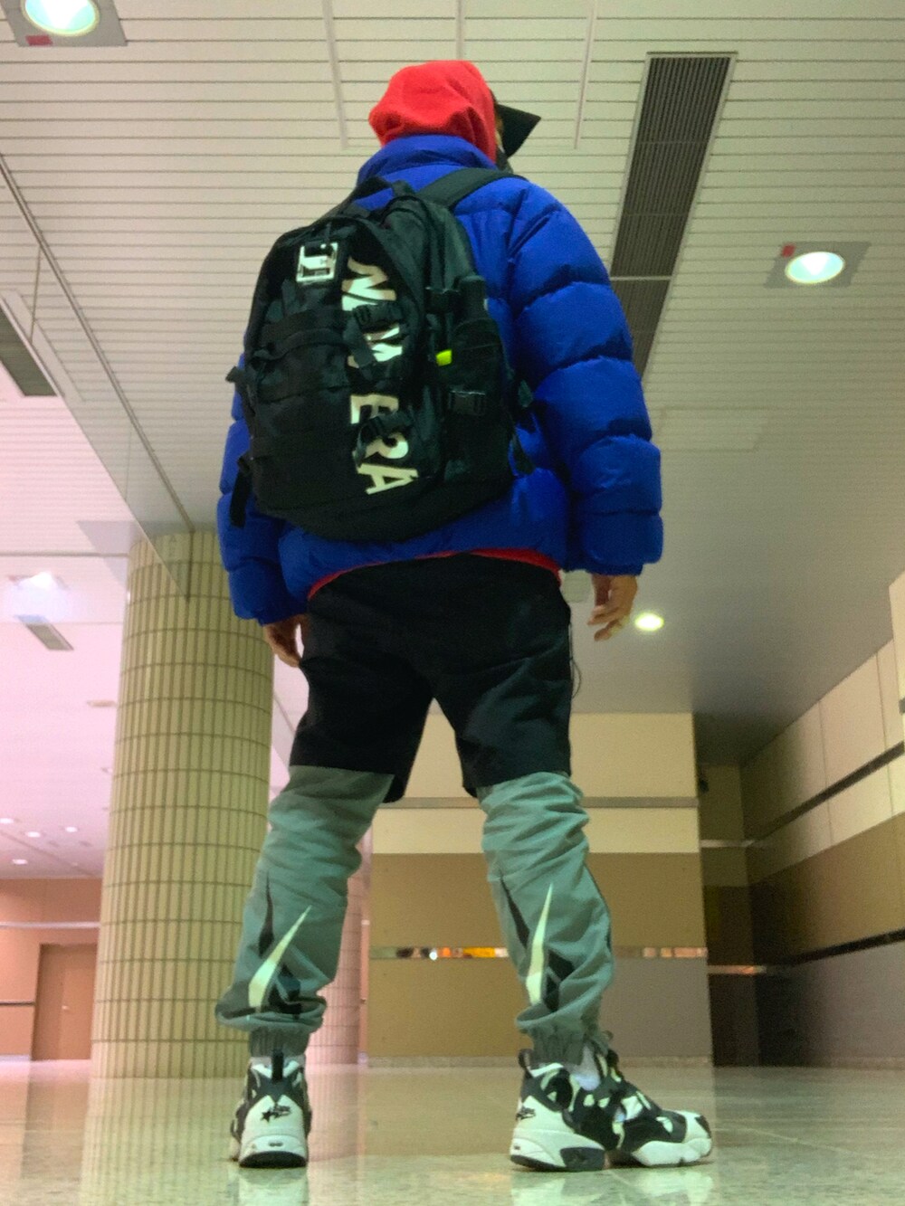 ブルー系のダウンジャケット/コート、ブラック系のその他パンツ、ブラック系のスニーカーを着用したメンズの冬コーディネートの3枚目の写真