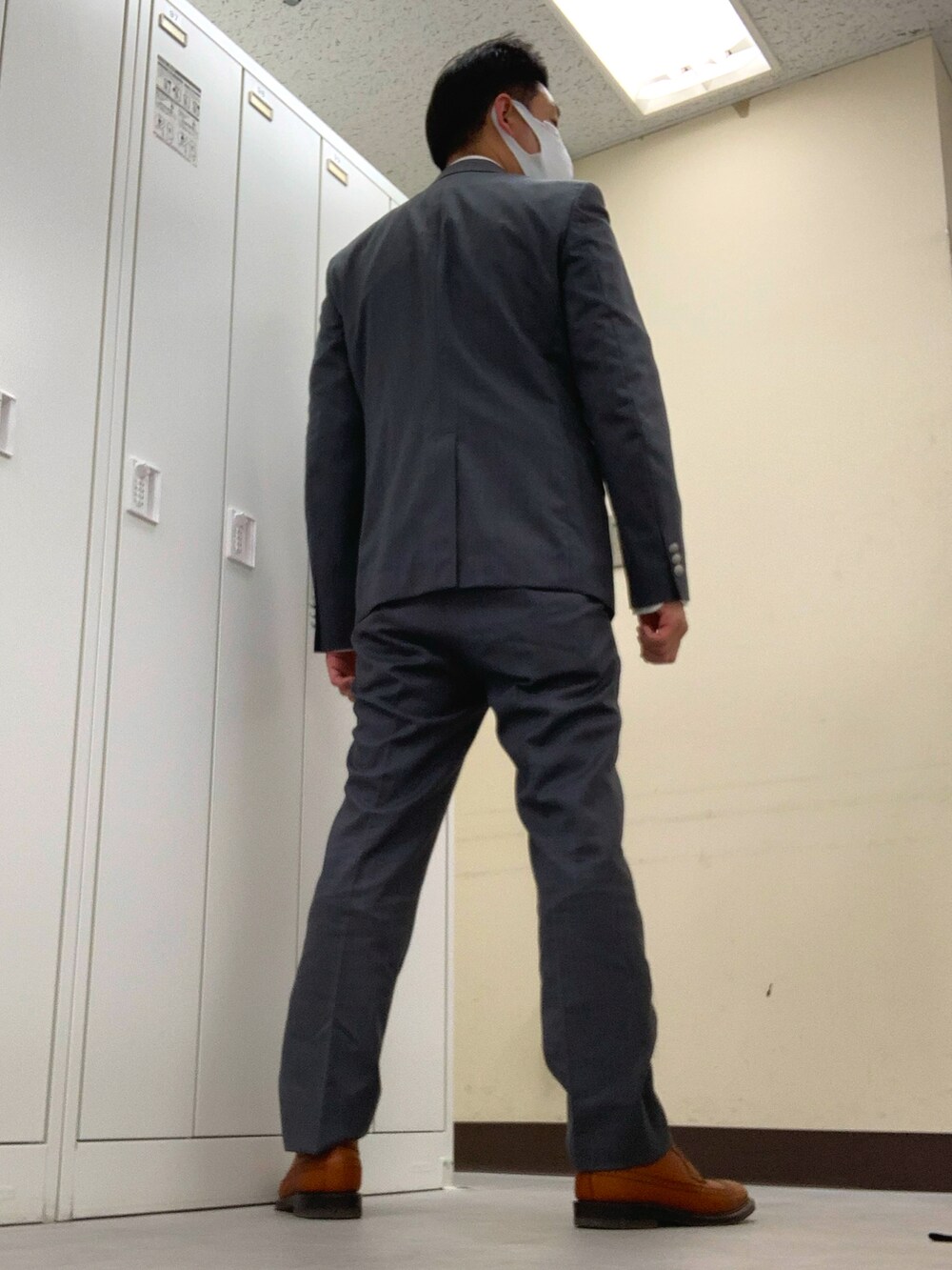 グレー系のジャケット/アウター、グレー系のパンツ、ブラウン系のシューズを着用したメンズの春コーディネートの2枚目の写真