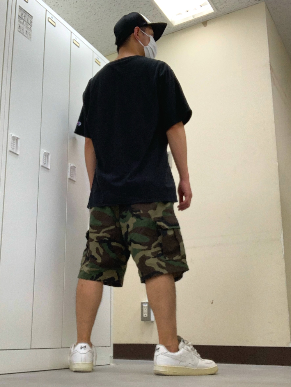 ブラック系のTシャツ/カットソー、グリーン系のカーゴパンツ、ホワイト系のスニーカーを着用したメンズの夏コーディネートの2枚目の写真