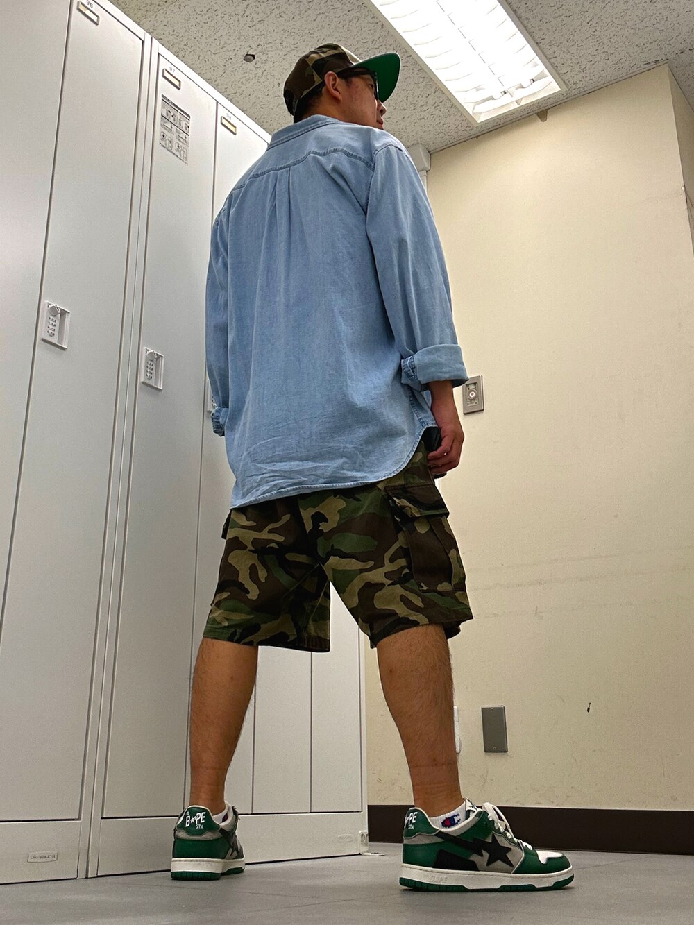 ブルー系のTシャツ/カットソー、ブルー系のシャツ/ブラウス、グリーン系のカーゴパンツを着用したメンズの夏コーディネートの3枚目の写真