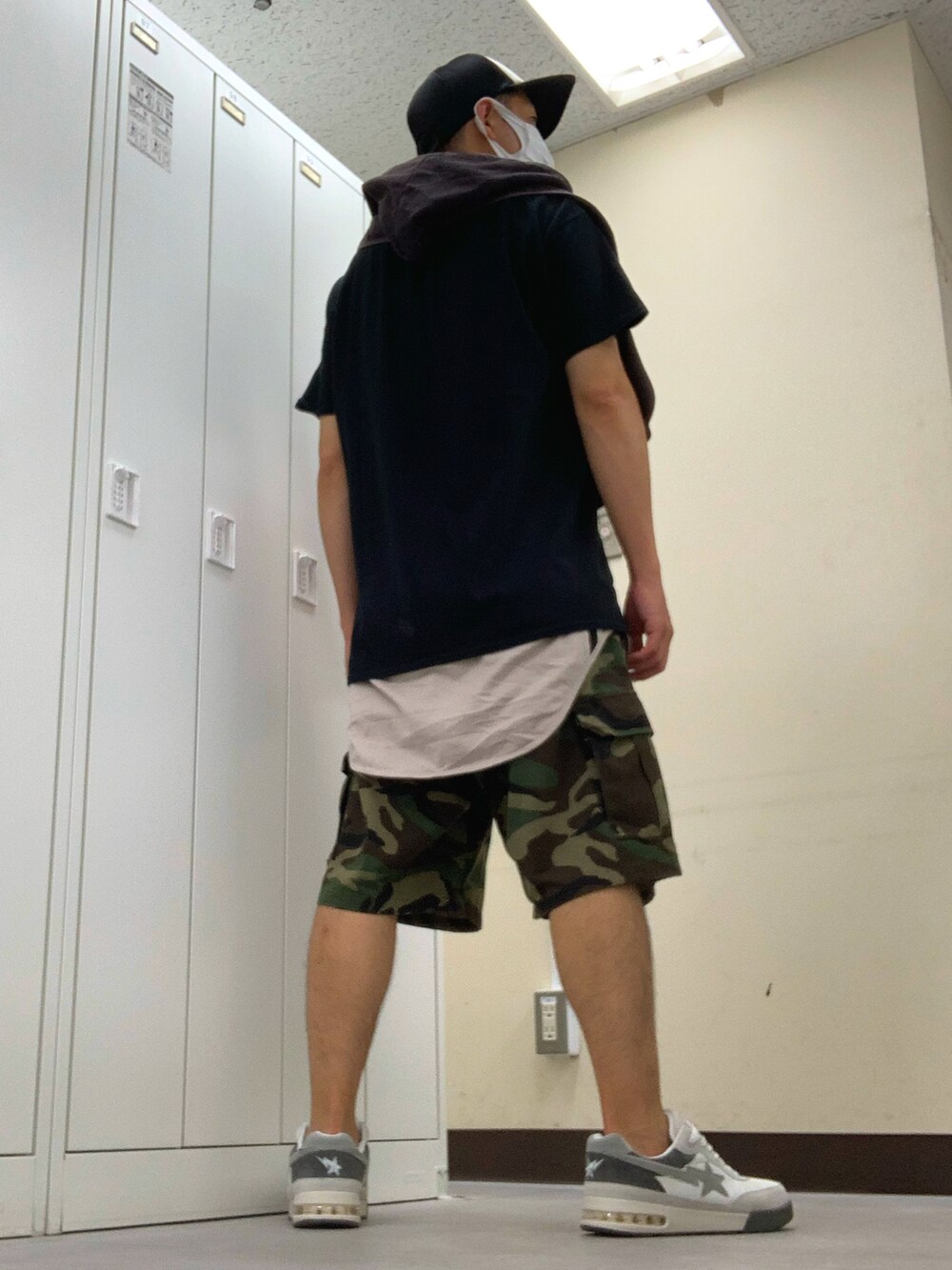 グリーン系のカーゴパンツ、グレー系のスニーカー、グレー系のスニーカーを着用したメンズの夏コーディネートの2枚目の写真
