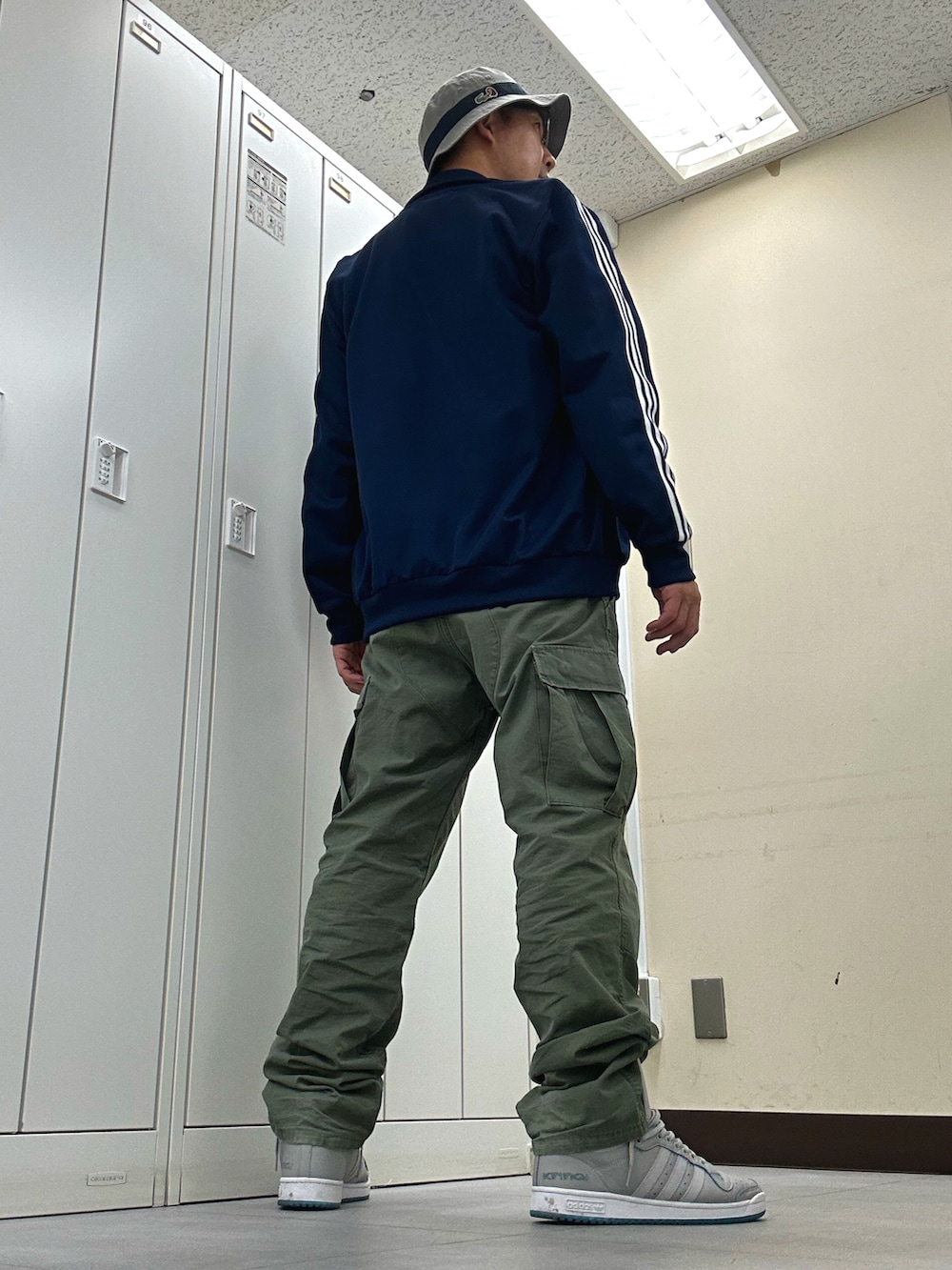 「LACOSTE L!VEのアイテム（ハット、グレー系）」を使った、植草ムノイズ達郎さん（メンズ・174cm）の春コーディネートの3枚目の写真