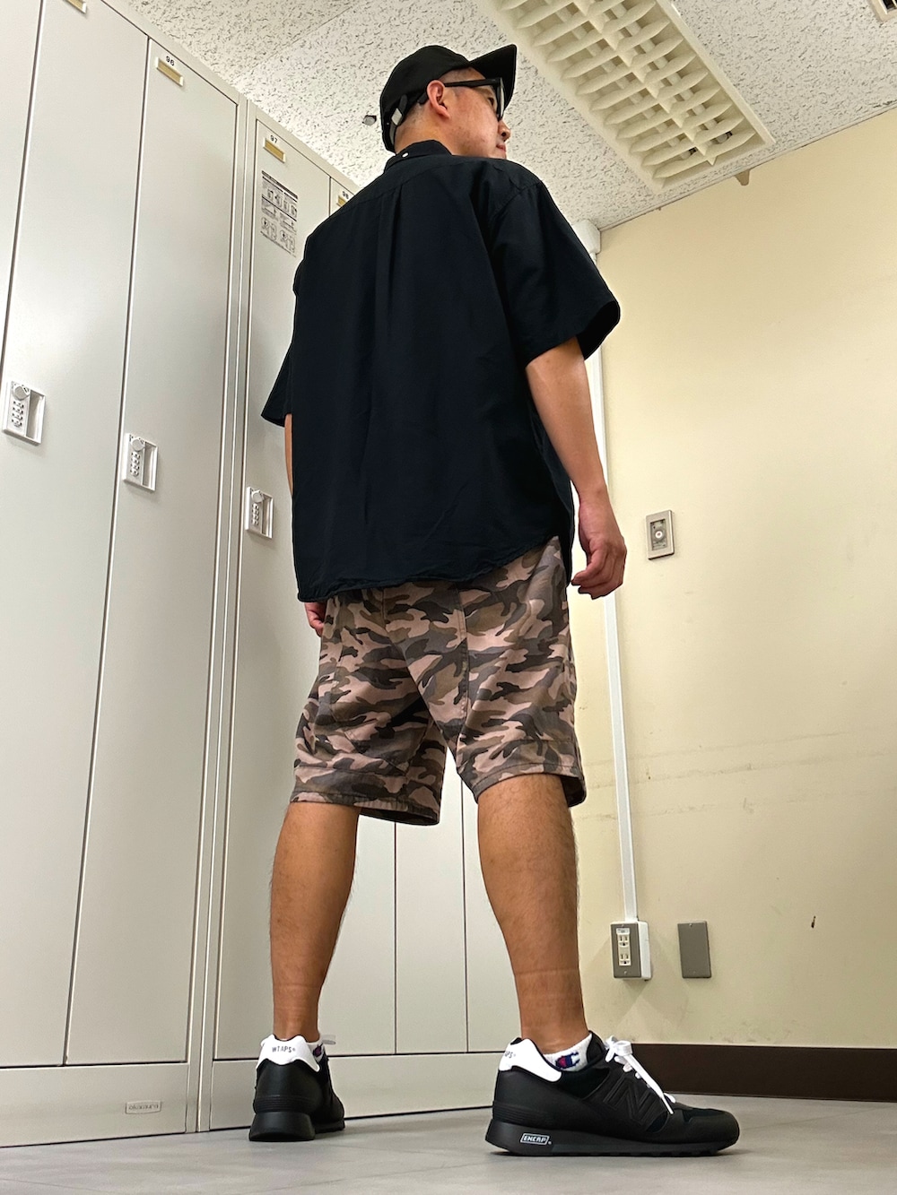ブラック系のシャツ/ブラウス、その他のその他パンツ、ブラック系のスニーカーを着用したメンズの秋コーディネートの3枚目の写真