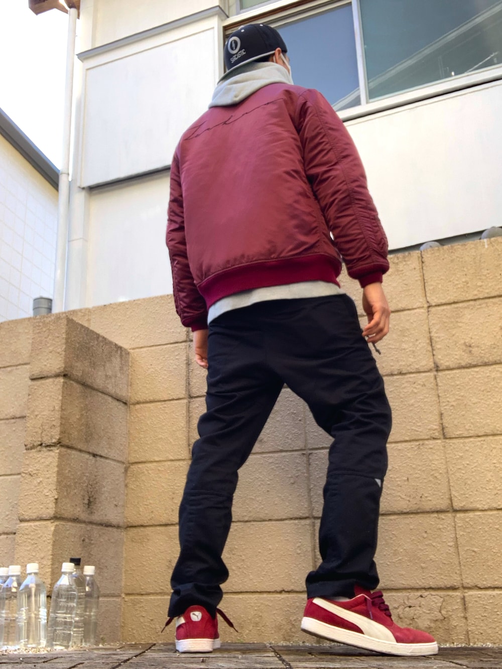 レッド系のMA-1、グレー系のパーカー、ブラック系のその他パンツを着用したメンズの秋コーディネートの2枚目の写真