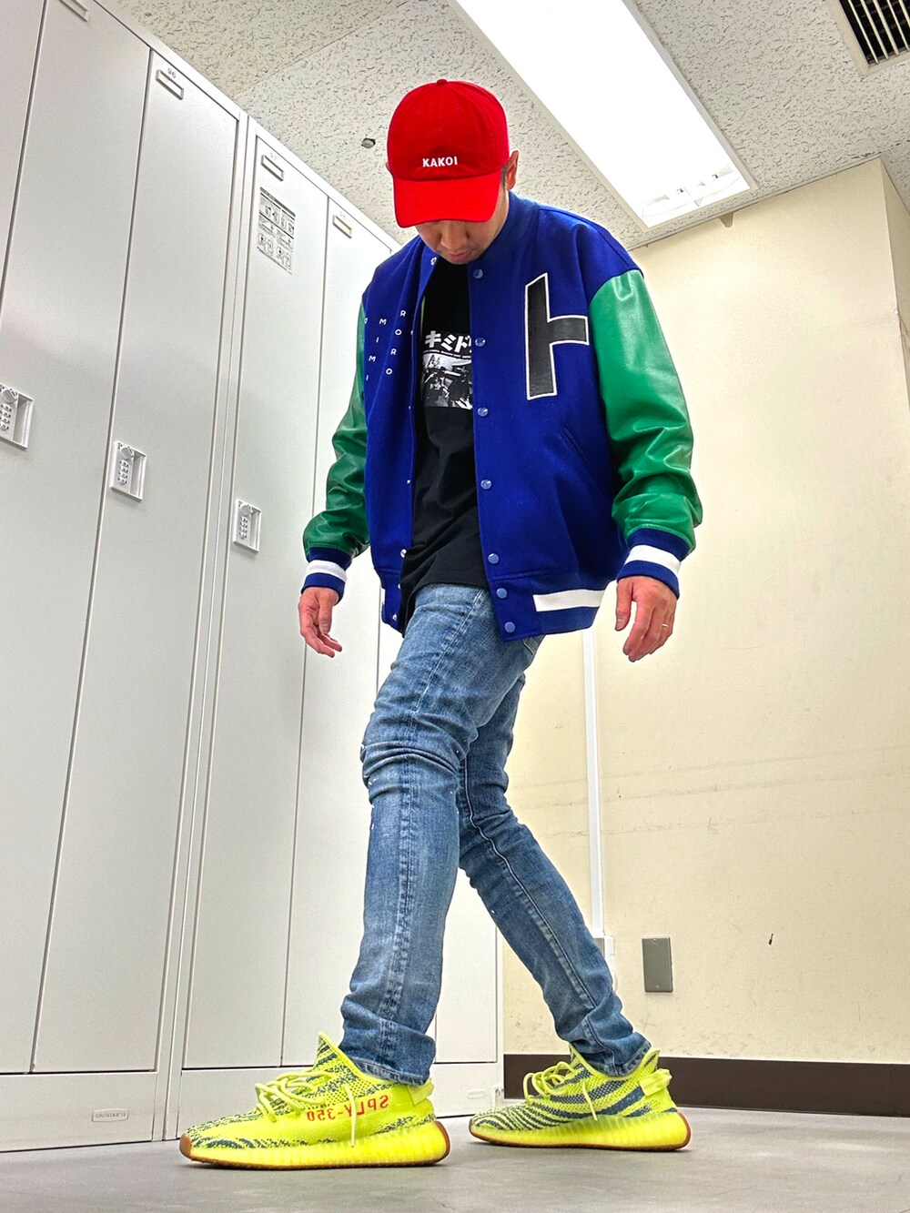 ブラック系のTシャツ/カットソー、ブルー系のデニムパンツ、イエロー系のスニーカーを着用したメンズの春コーディネートの3枚目の写真