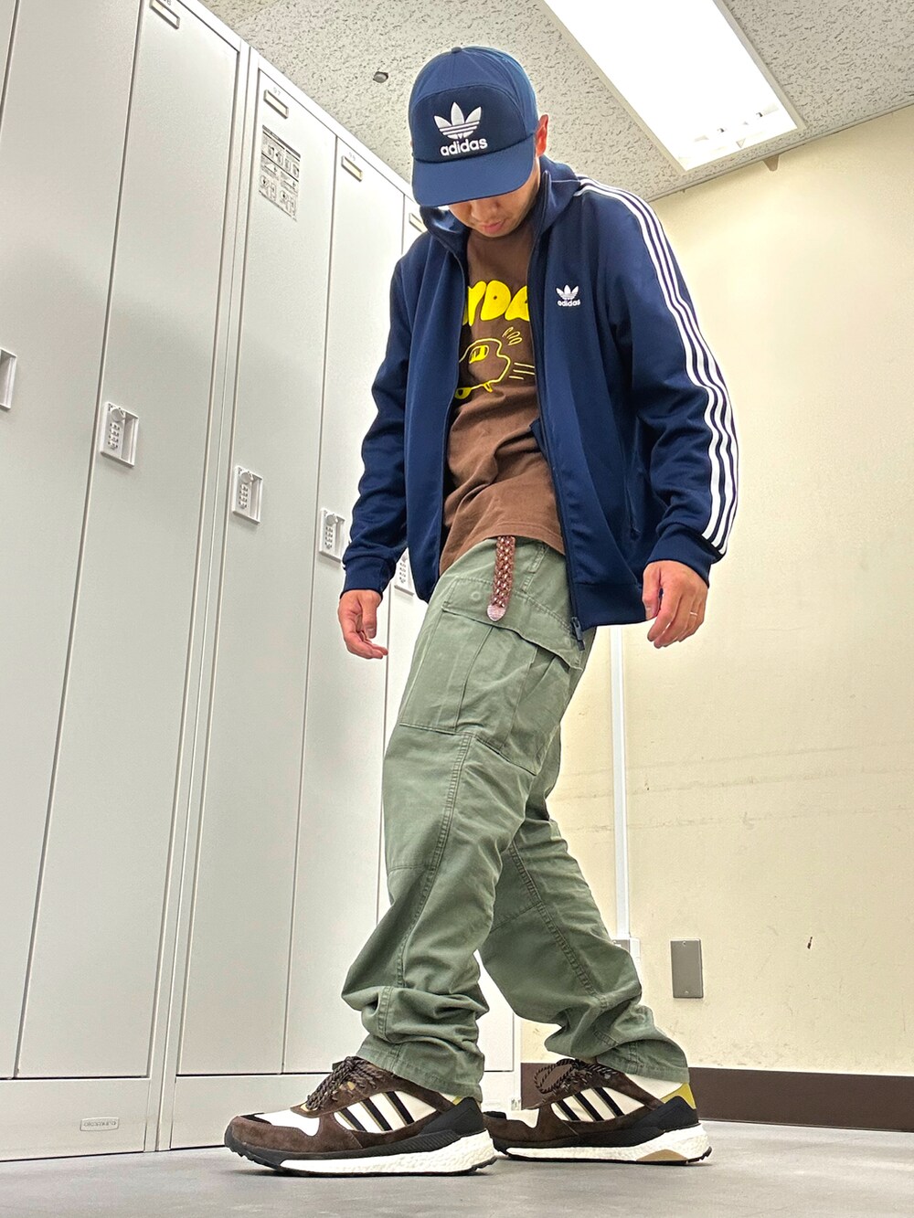 「adidasのアイテム（ジャージ、ブルー系）」を使った、植草ムノイズ達郎さん（メンズ・174cm）の春コーディネートの2枚目の写真