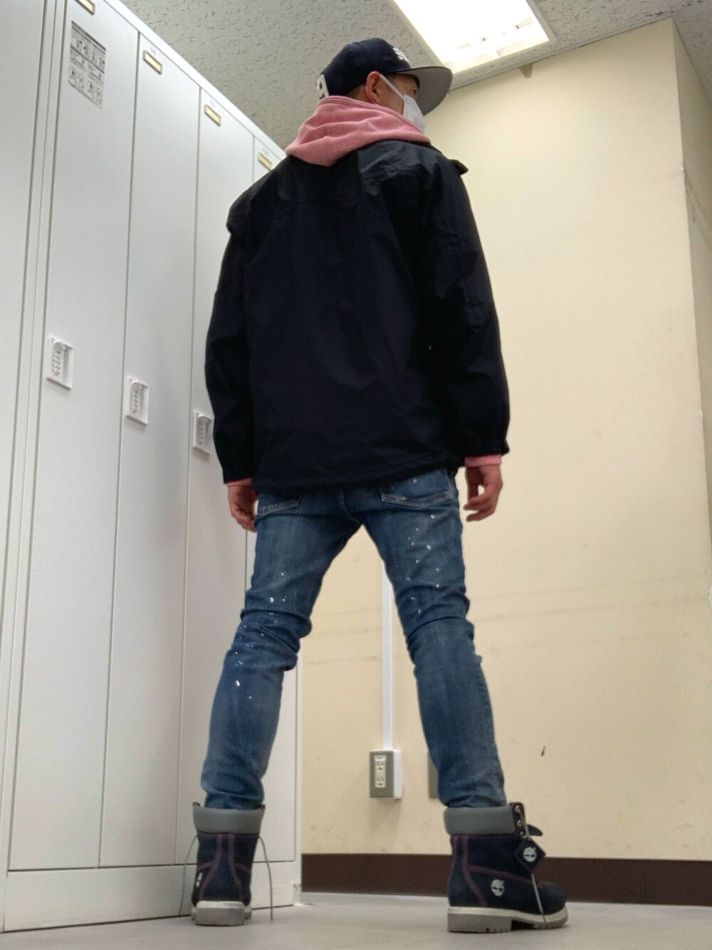 ブルー系のTシャツ/カットソー、ブラック系のその他アウター、ブルー系のデニムパンツを着用したメンズの春コーディネートの2枚目の写真