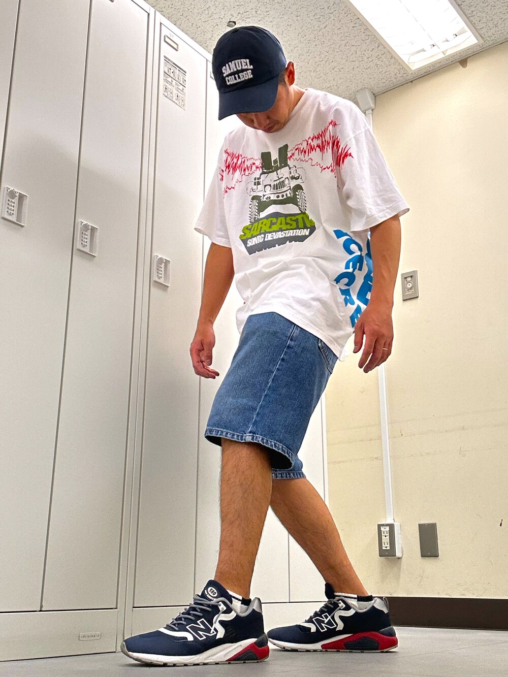ホワイト系のTシャツ/カットソー、ブルー系のデニムパンツ、ブルー系のスニーカーを着用したメンズの夏コーディネートの2枚目の写真
