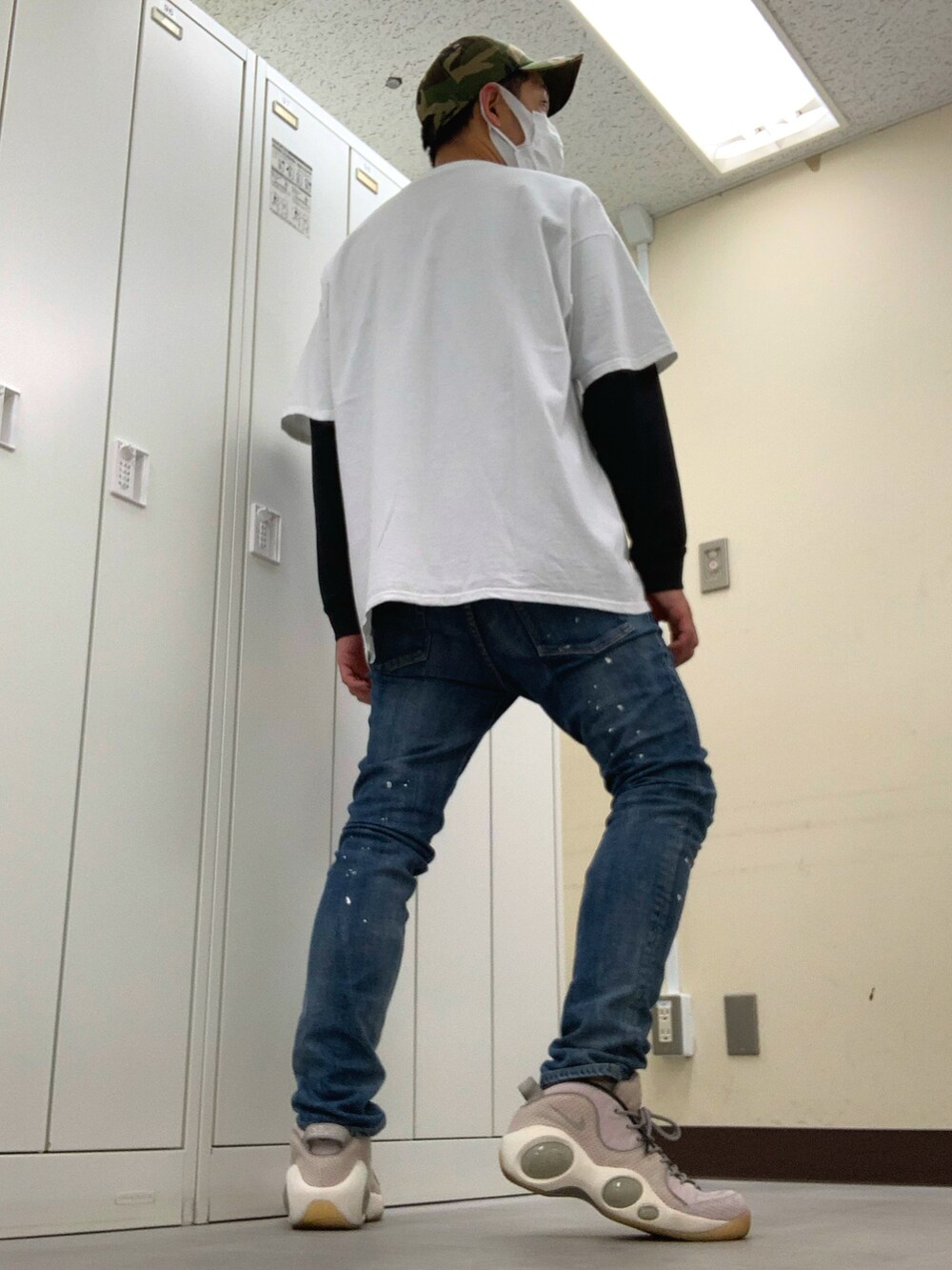 ホワイト系のTシャツ/カットソー、ブルー系のデニムパンツ、ピンク系のスニーカーを着用したメンズの夏コーディネートの3枚目の写真