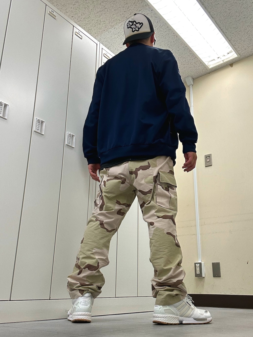 「A BATHING APEのアイテム（キャップ、ブラック系）」を使った、植草ムノイズ達郎さん（メンズ・174cm）の春コーディネートの3枚目の写真