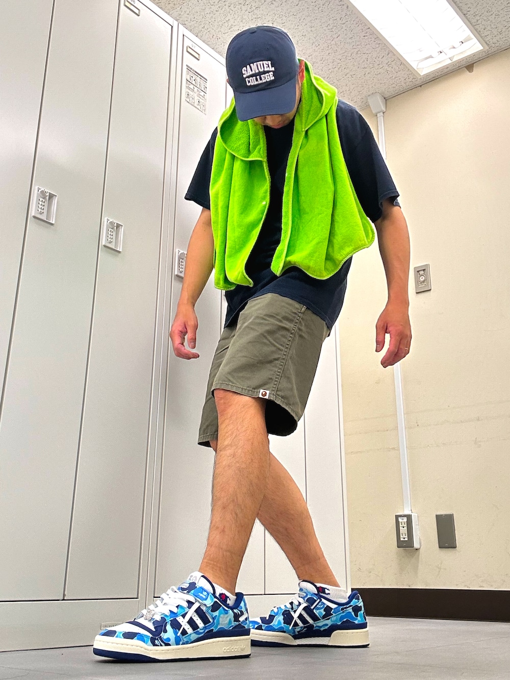 ブルー系のTシャツ/カットソー、グリーン系のチノパンツ、ブルー系のスニーカーを着用したメンズの夏コーディネートの2枚目の写真