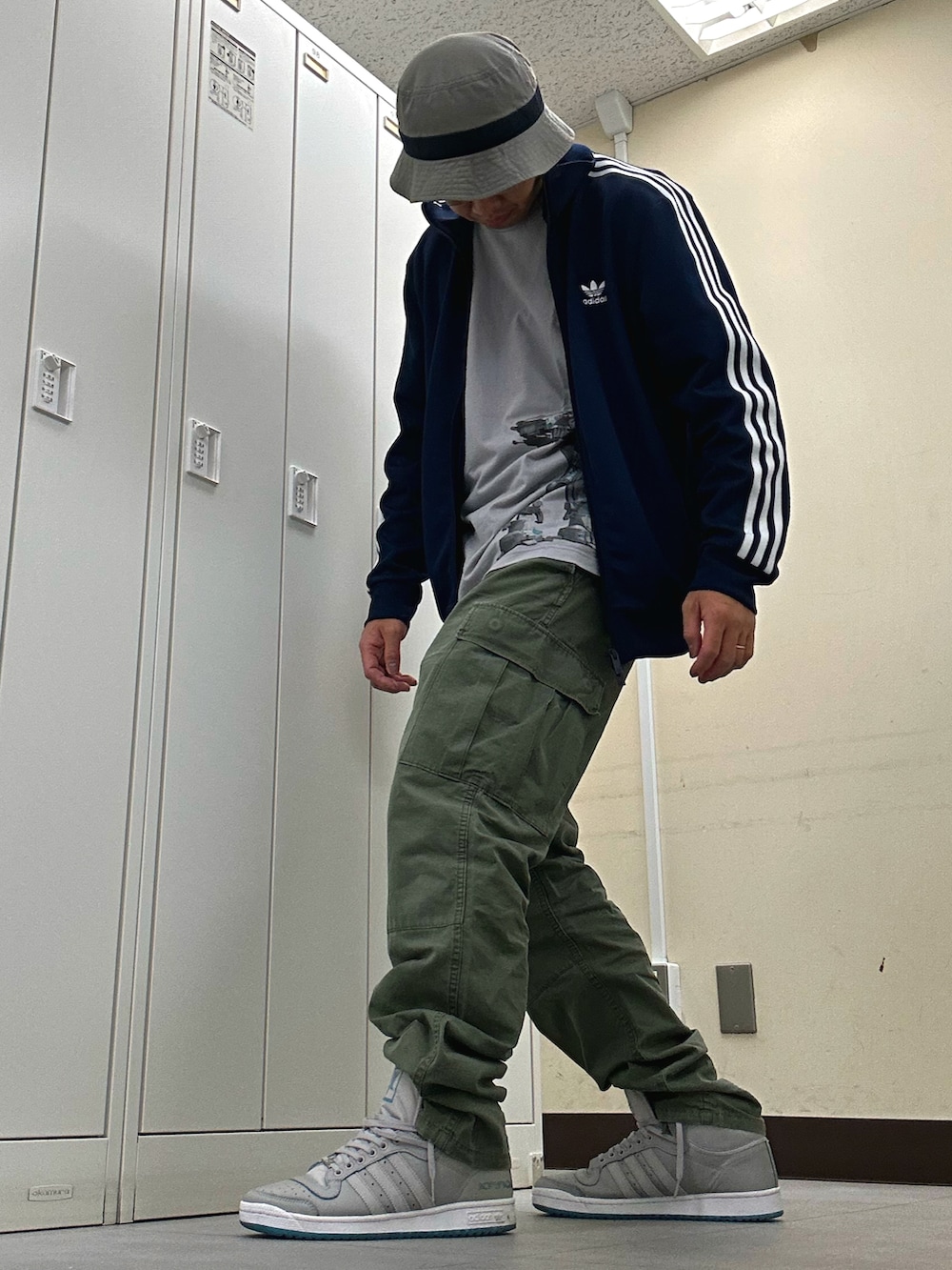 「LACOSTE L!VEのアイテム（ハット、グレー系）」を使った、植草ムノイズ達郎さん（メンズ・174cm）の春コーディネートの2枚目の写真