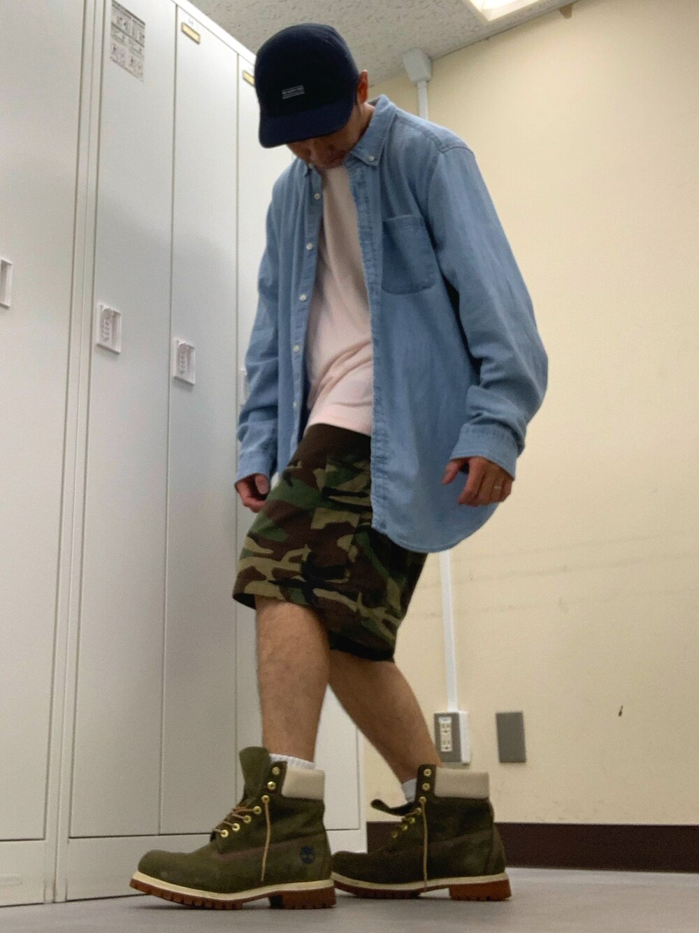ブルー系のシャツ/ブラウス、ピンク系のTシャツ/カットソー、グリーン系のカーゴパンツを着用したメンズの夏コーディネートの2枚目の写真