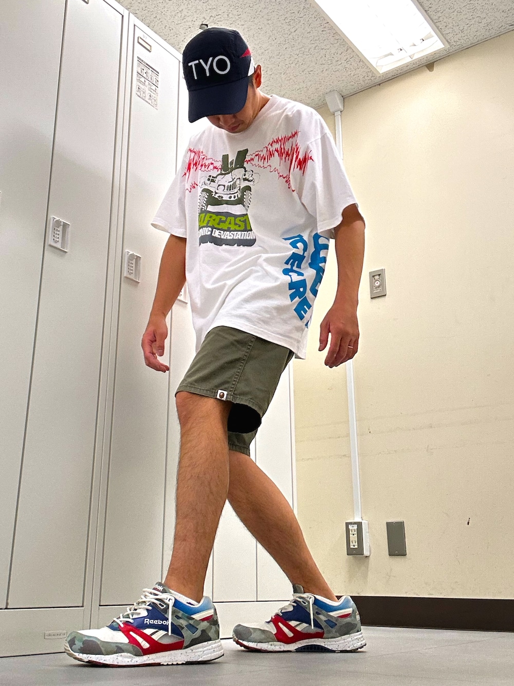 ホワイト系のTシャツ/カットソー、グリーン系のチノパンツ、その他のスニーカーを着用したメンズの夏コーディネートの2枚目の写真