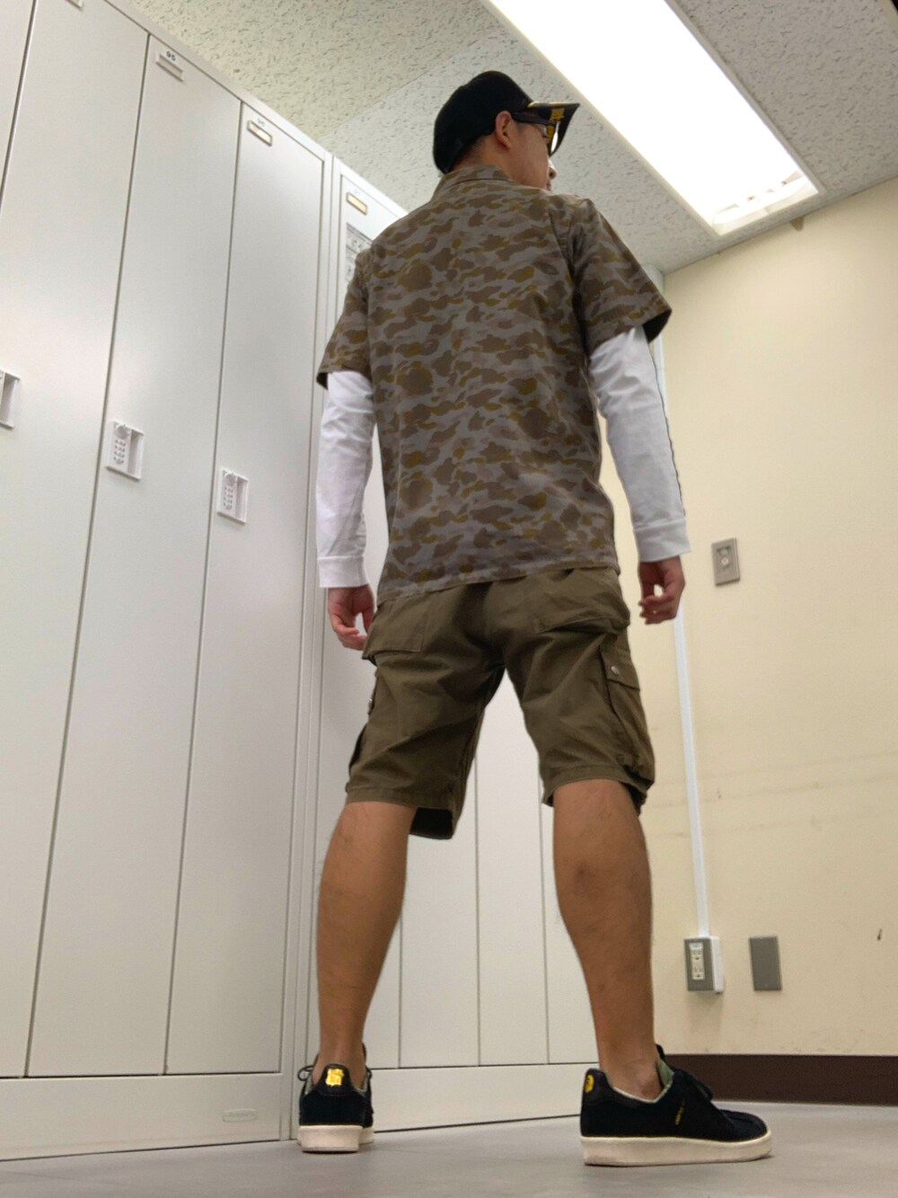 グレー系のシャツ/ブラウス、ホワイト系のTシャツ/カットソー、グリーン系のカーゴパンツを着用したメンズの秋コーディネートの3枚目の写真