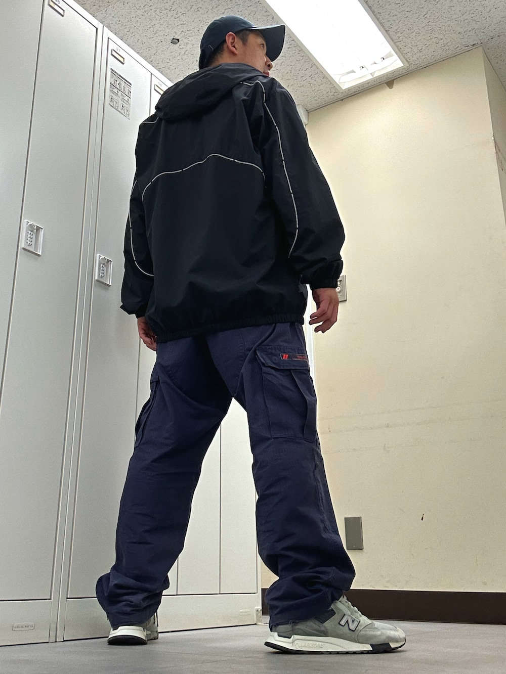 「samuelのアイテム（キャップ、ブルー系）」を使った、植草ムノイズ達郎さん（メンズ・174cm）の春コーディネートの3枚目の写真