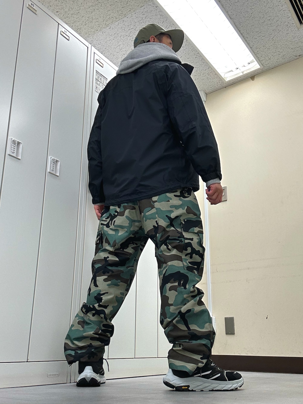 「STUSSYのアイテム（キャップ、グリーン系）」を使った、植草ムノイズ達郎さん（メンズ・174cm）の春コーディネートの3枚目の写真
