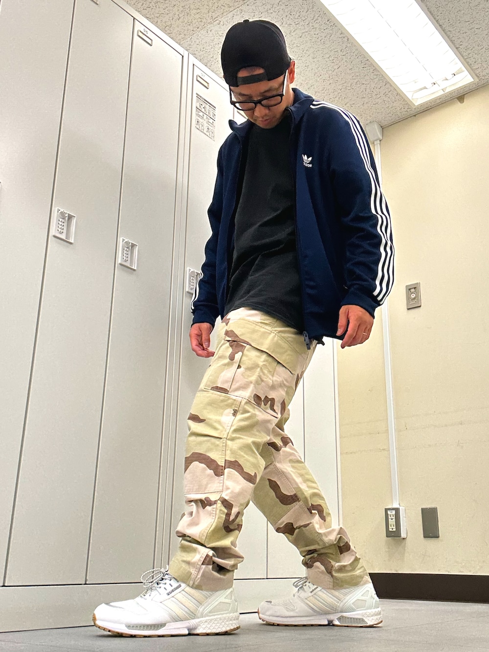 「A BATHING APEのアイテム（キャップ、ブラック系）」を使った、植草ムノイズ達郎さん（メンズ・174cm）の春コーディネートの2枚目の写真