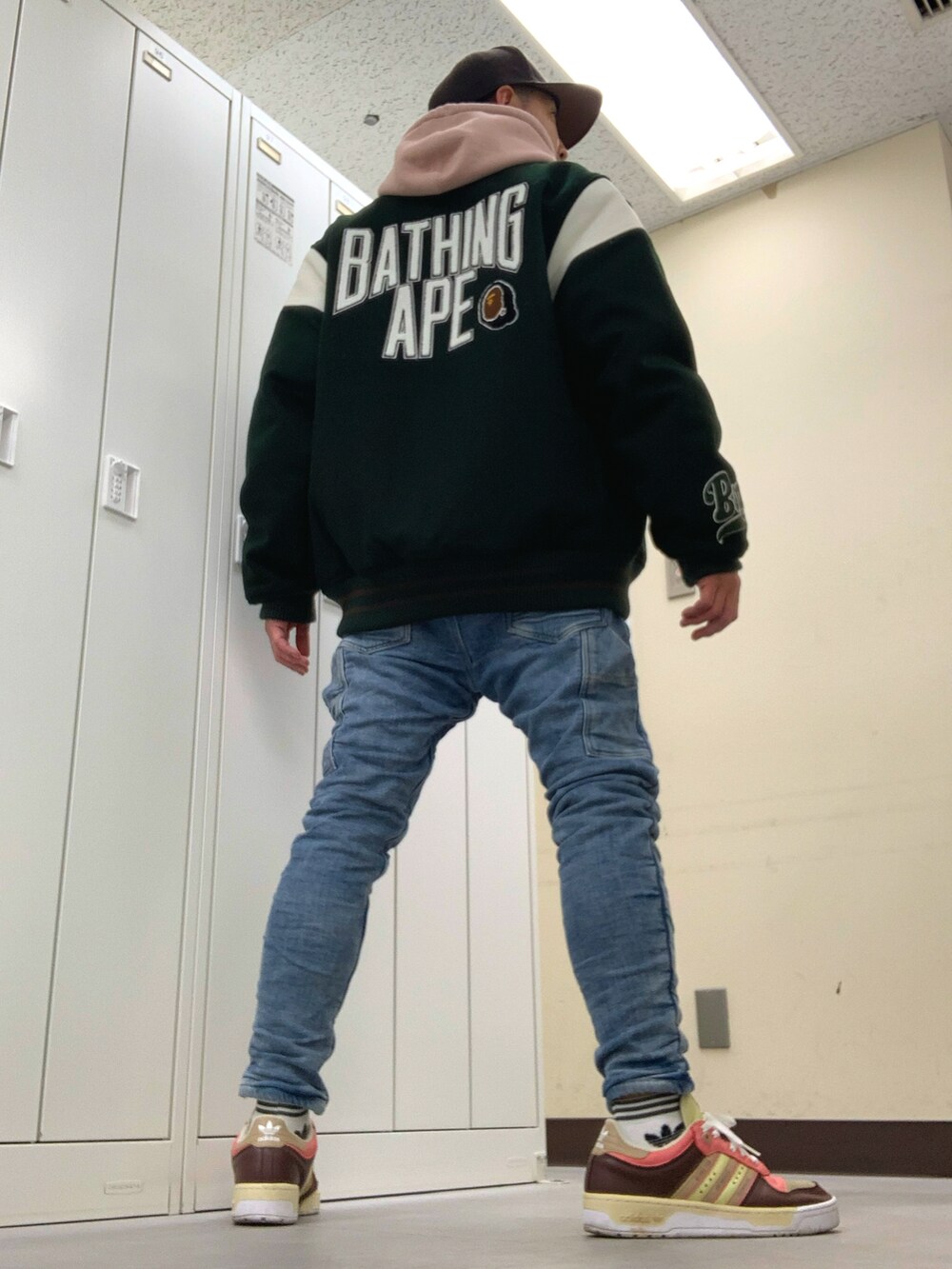 「realmad HECTICのアイテム（キャップ、ブラウン系）」を使った、植草ムノイズ達郎さん（メンズ・174cm）の冬コーディネートの3枚目の写真