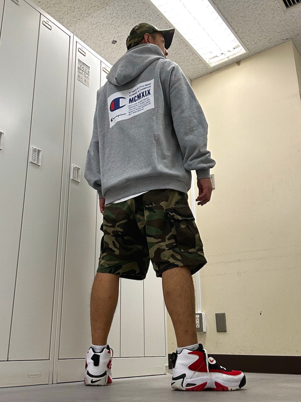 グレー系のパーカー、グリーン系のカーゴパンツ、レッド系のスニーカーを着用したメンズの秋コーディネートの3枚目の写真