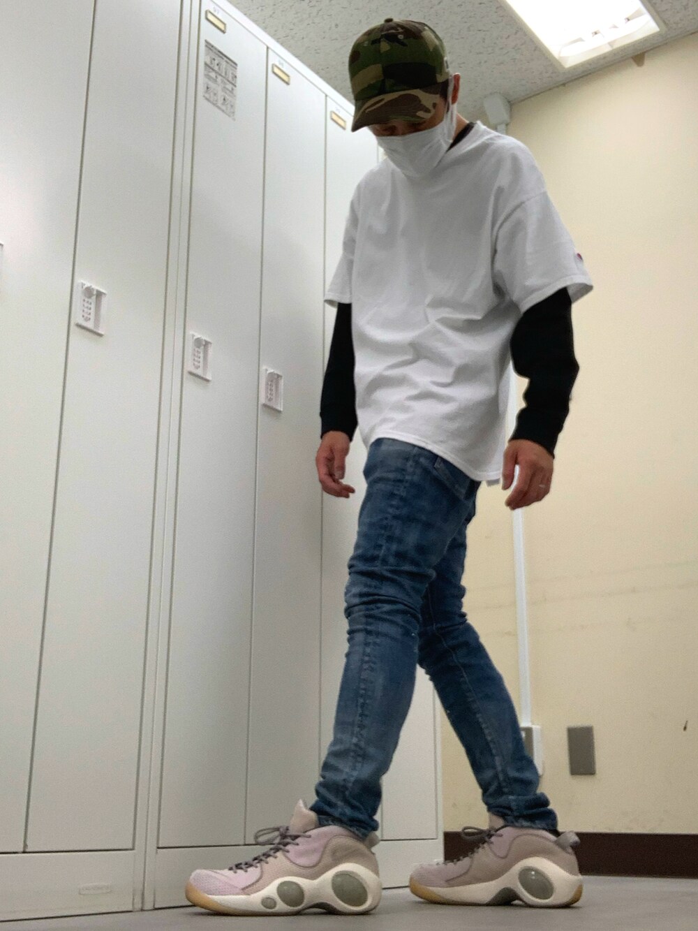 ホワイト系のTシャツ/カットソー、ブルー系のデニムパンツ、ピンク系のスニーカーを着用したメンズの夏コーディネートの2枚目の写真