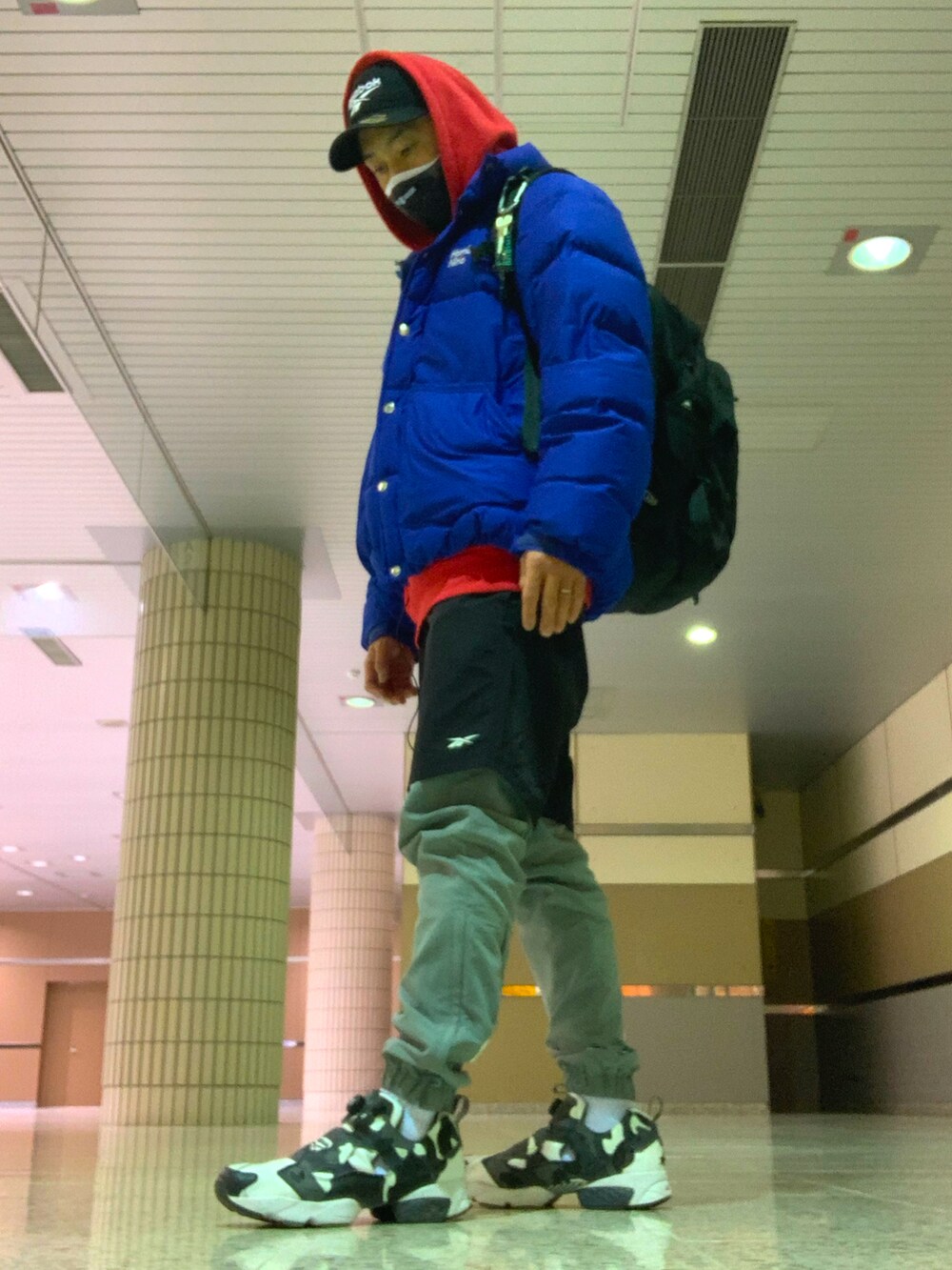 ブルー系のダウンジャケット/コート、ブラック系のその他パンツ、ブラック系のスニーカーを着用したメンズの冬コーディネートの2枚目の写真