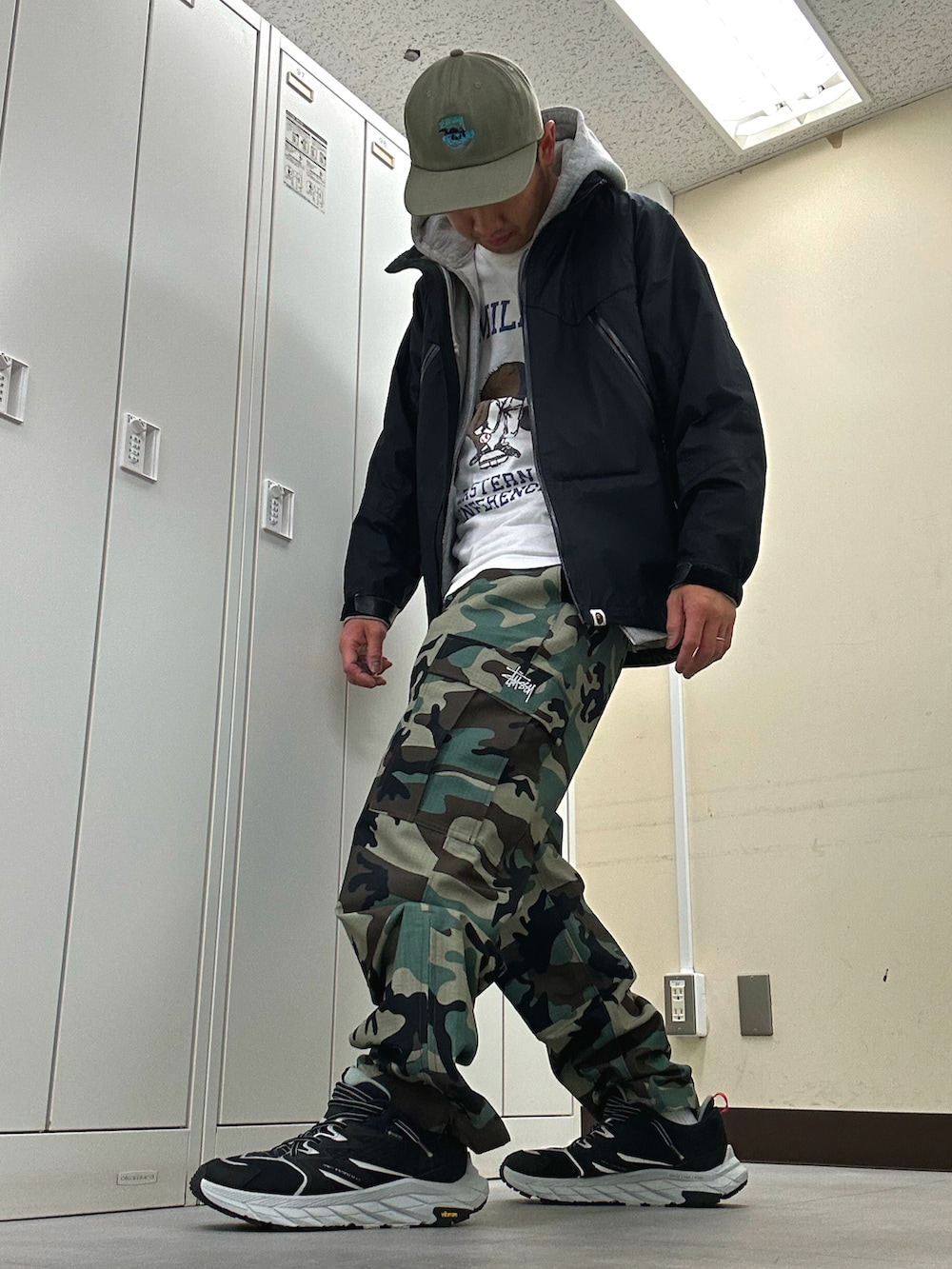 「STUSSYのアイテム（キャップ、グリーン系）」を使った、植草ムノイズ達郎さん（メンズ・174cm）の春コーディネートの2枚目の写真