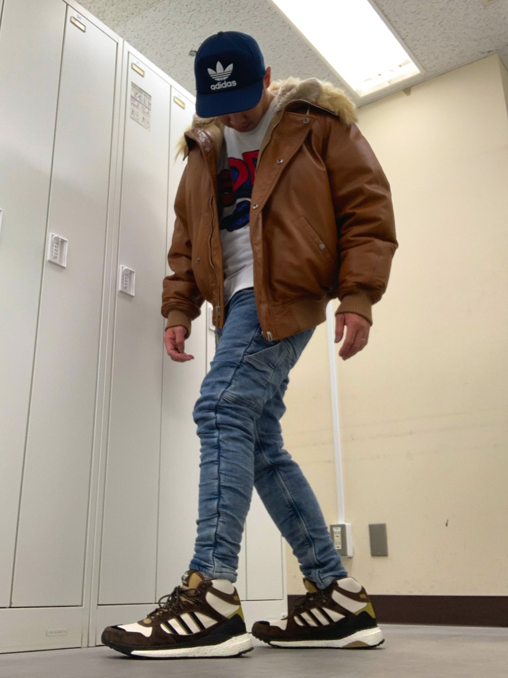 「adidasのアイテム（キャップ、ブルー系）」を使った、植草ムノイズ達郎さん（メンズ・174cm）の冬コーディネートの2枚目の写真