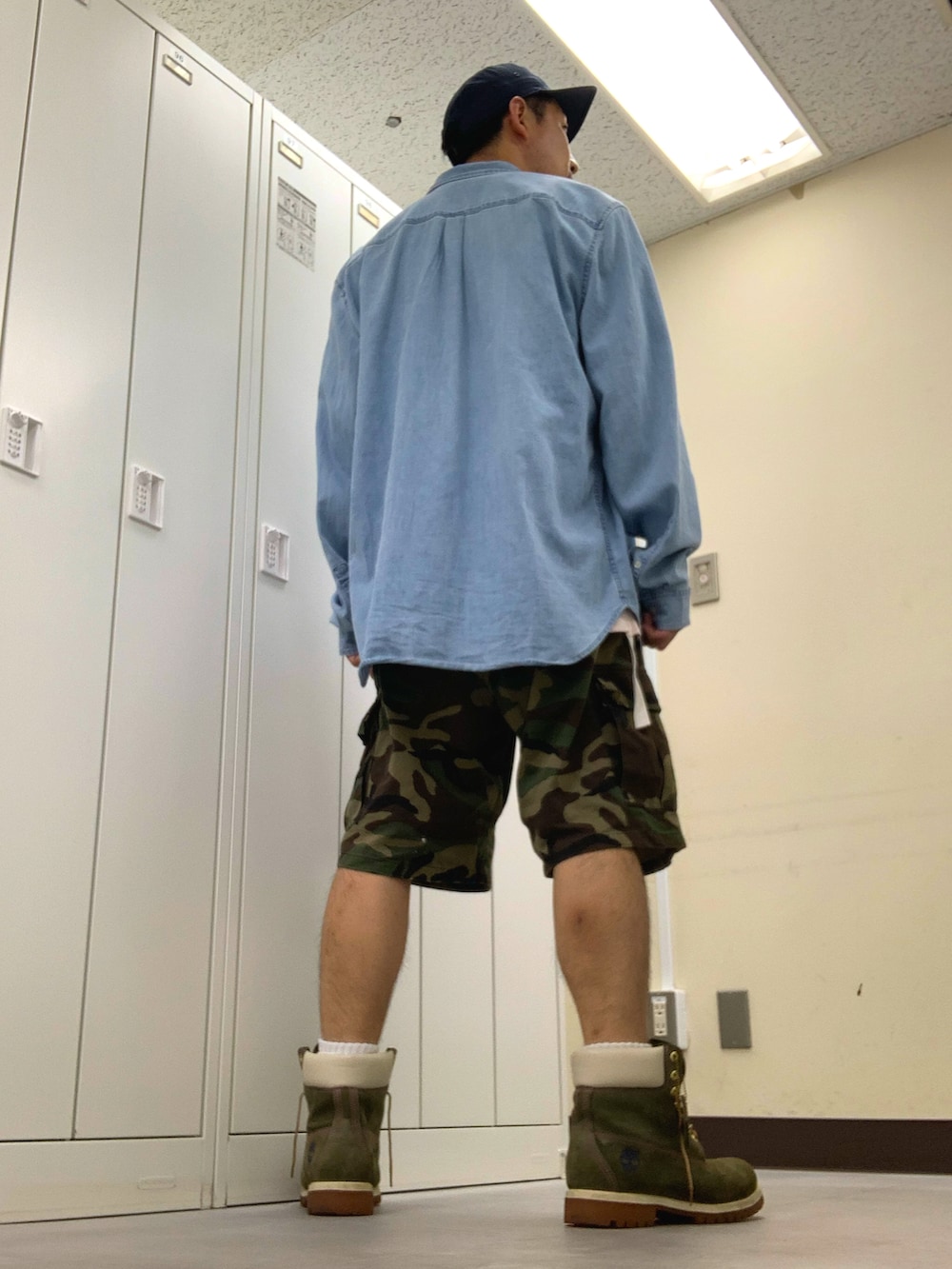 ブルー系のシャツ/ブラウス、ピンク系のTシャツ/カットソー、グリーン系のカーゴパンツを着用したメンズの夏コーディネートの3枚目の写真