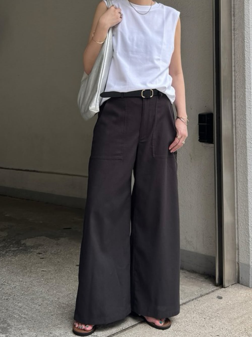 グリーン系のその他パンツ、ホワイト系のトップスを着用したレディースの夏コーディネートの3枚目の写真