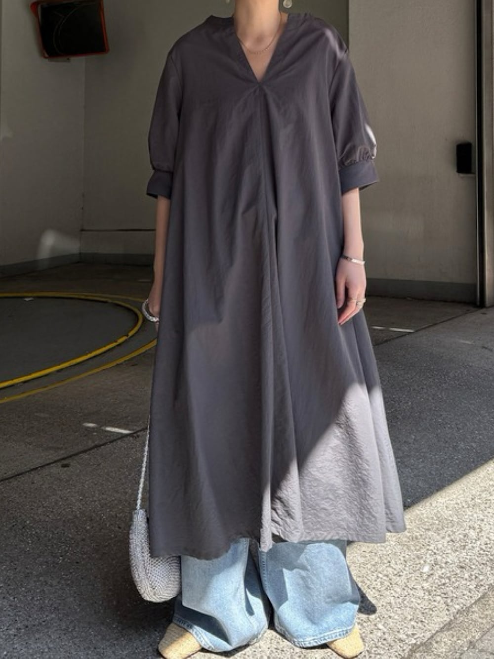 その他のワンピースを着用したレディースの春コーディネートの2枚目の写真