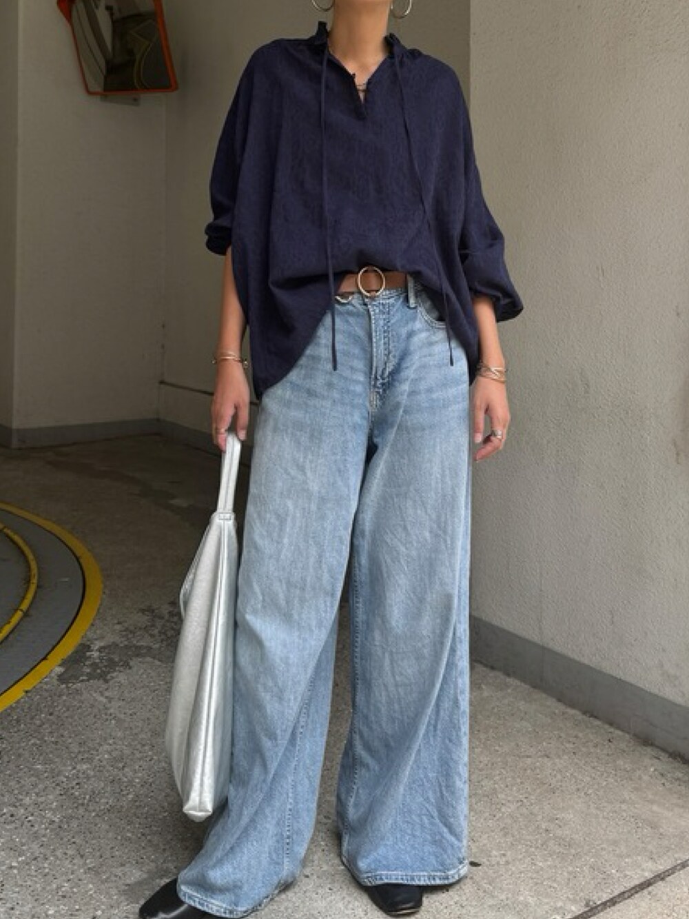 グリーン系のシャツ/ブラウス、ブルー系のデニムパンツを着用したレディースの夏コーディネートの2枚目の写真