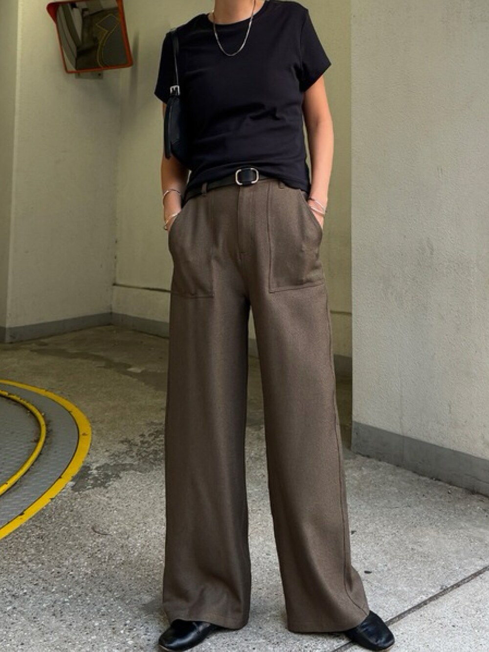 ブラウン系のその他パンツ、ブラック系のトップスを着用したレディースの秋コーディネートの2枚目の写真