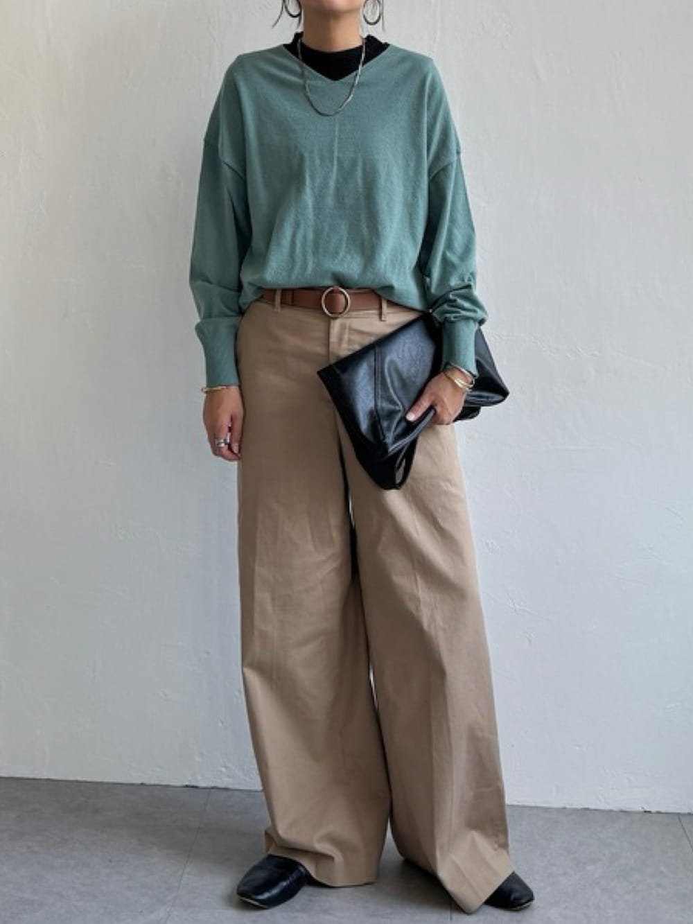 ベージュ系のパンツ、レッド系のニット/セーター、ブルー系のシャツ/ブラウスを着用したレディースの秋コーディネートの3枚目の写真