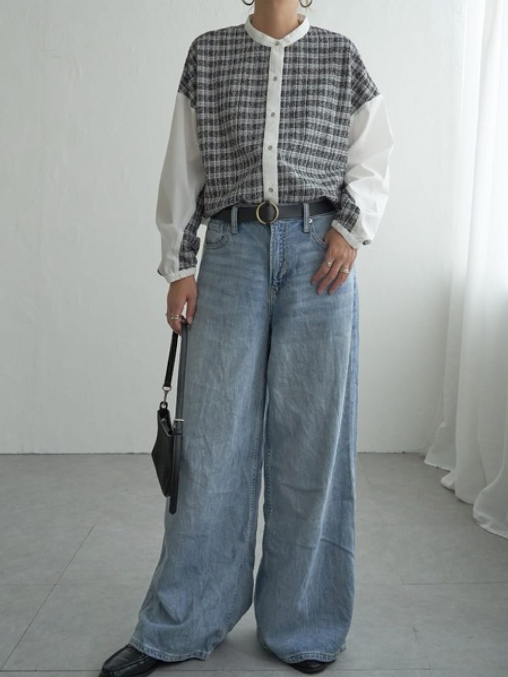 グレー系のシャツ/ブラウス、ブルー系のパンツを着用したレディースの秋コーディネートの2枚目の写真